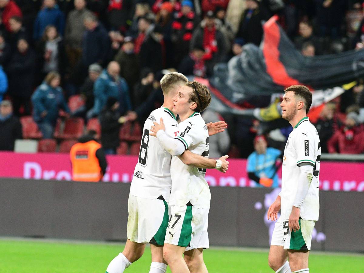Rocco Reitz und Julian Weigl umarmen sich.