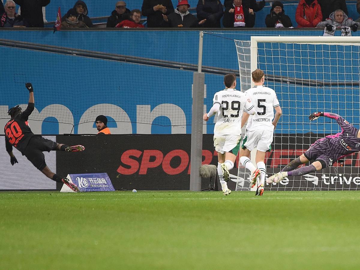 Torwart von Borussia Mönchengladbach pariert einen Abschluss.