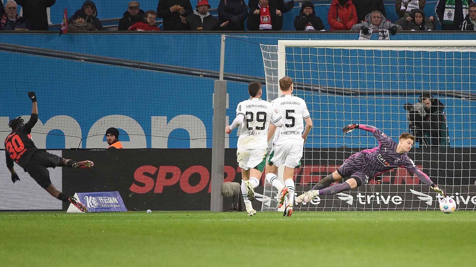 Torwart von Borussia Mönchengladbach pariert einen Abschluss.