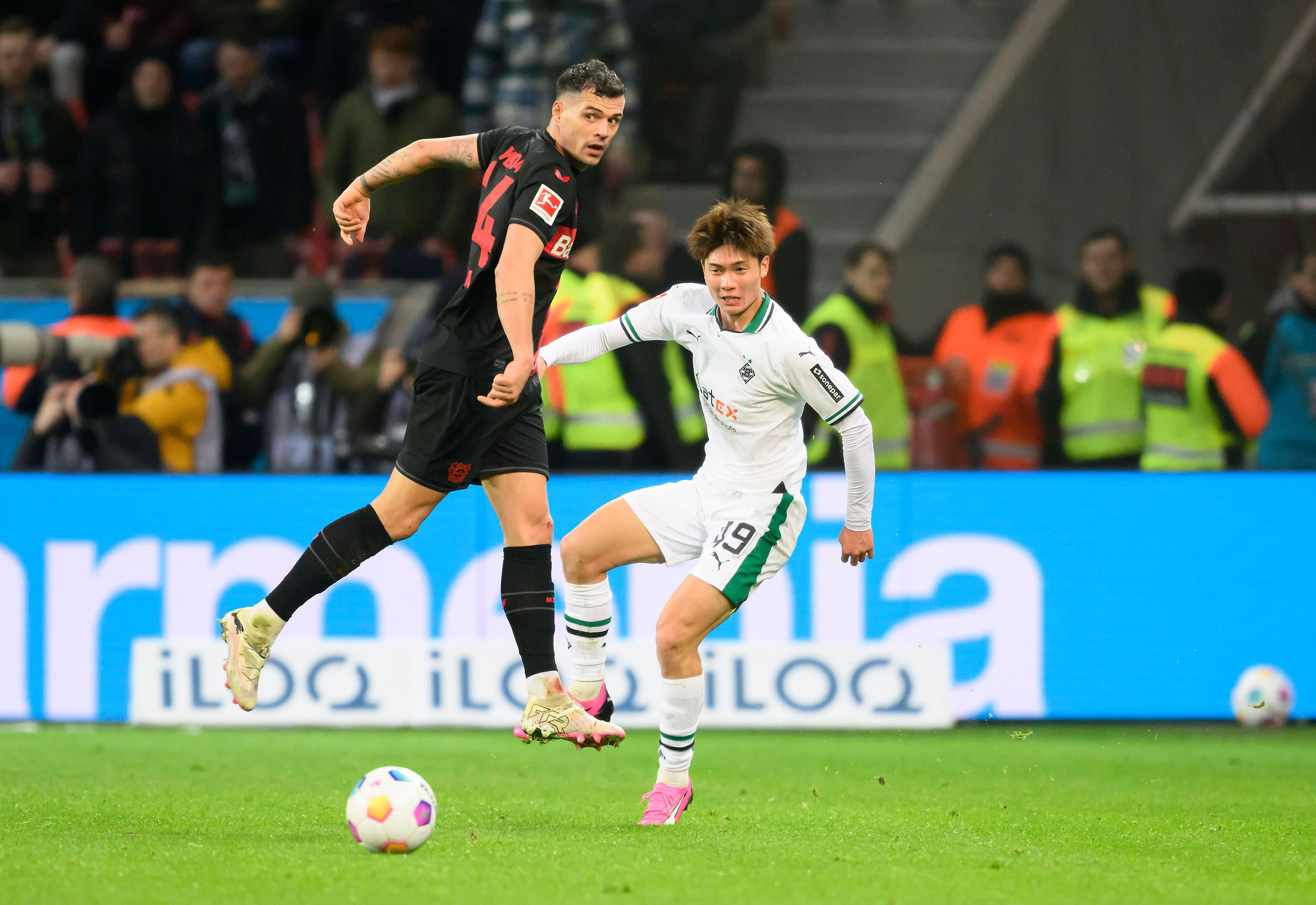 Shio Fukuda im Duell mit Granit Xhaka.