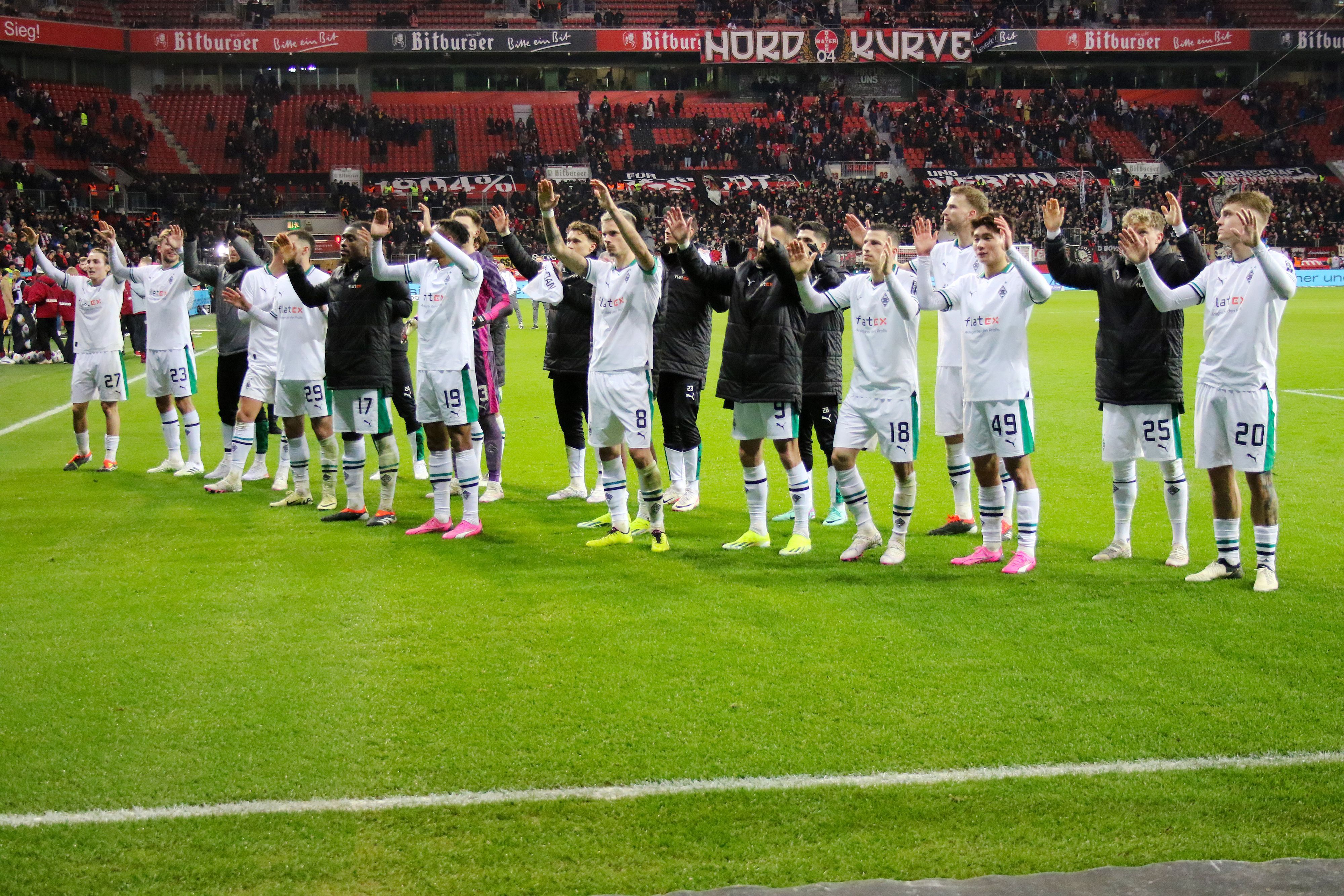 Die Borussia-Spieler vor dem Gästeblock in Leverkusen.