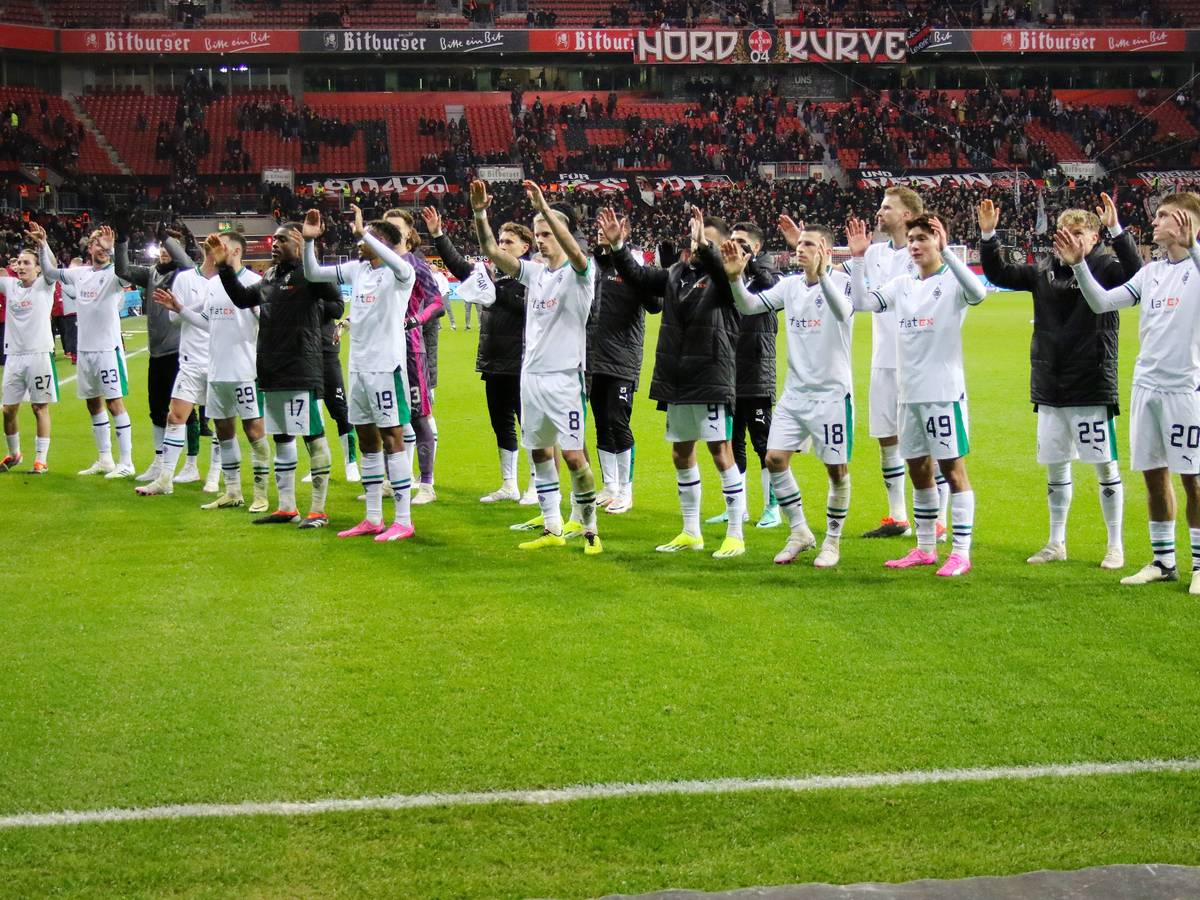 Die Borussia-Spieler vor dem Gästeblock in Leverkusen.