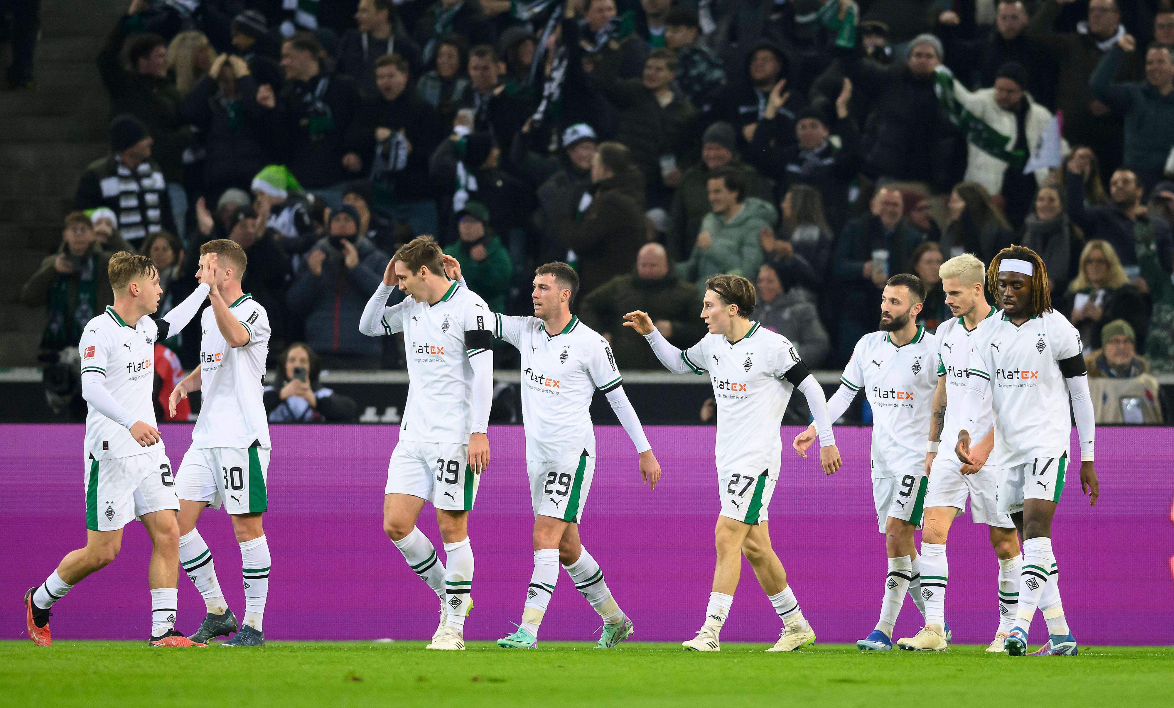 Die Borussia-Spieler jubeln.