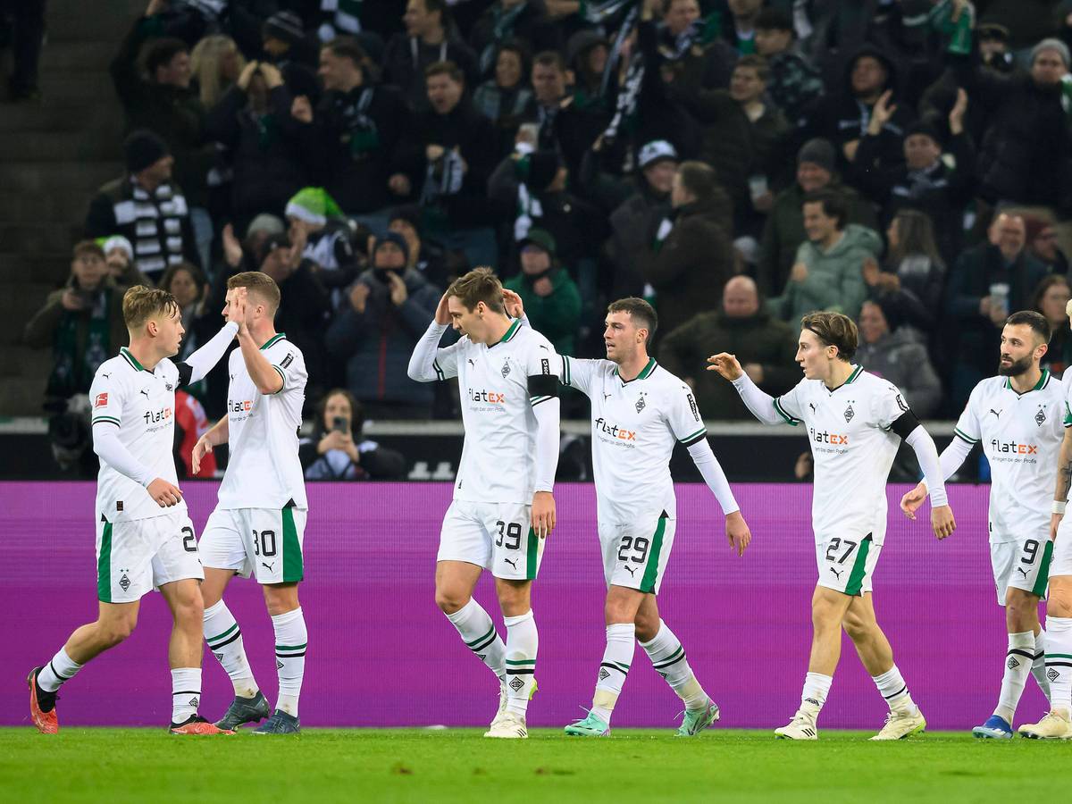 Die Borussia-Spieler jubeln.