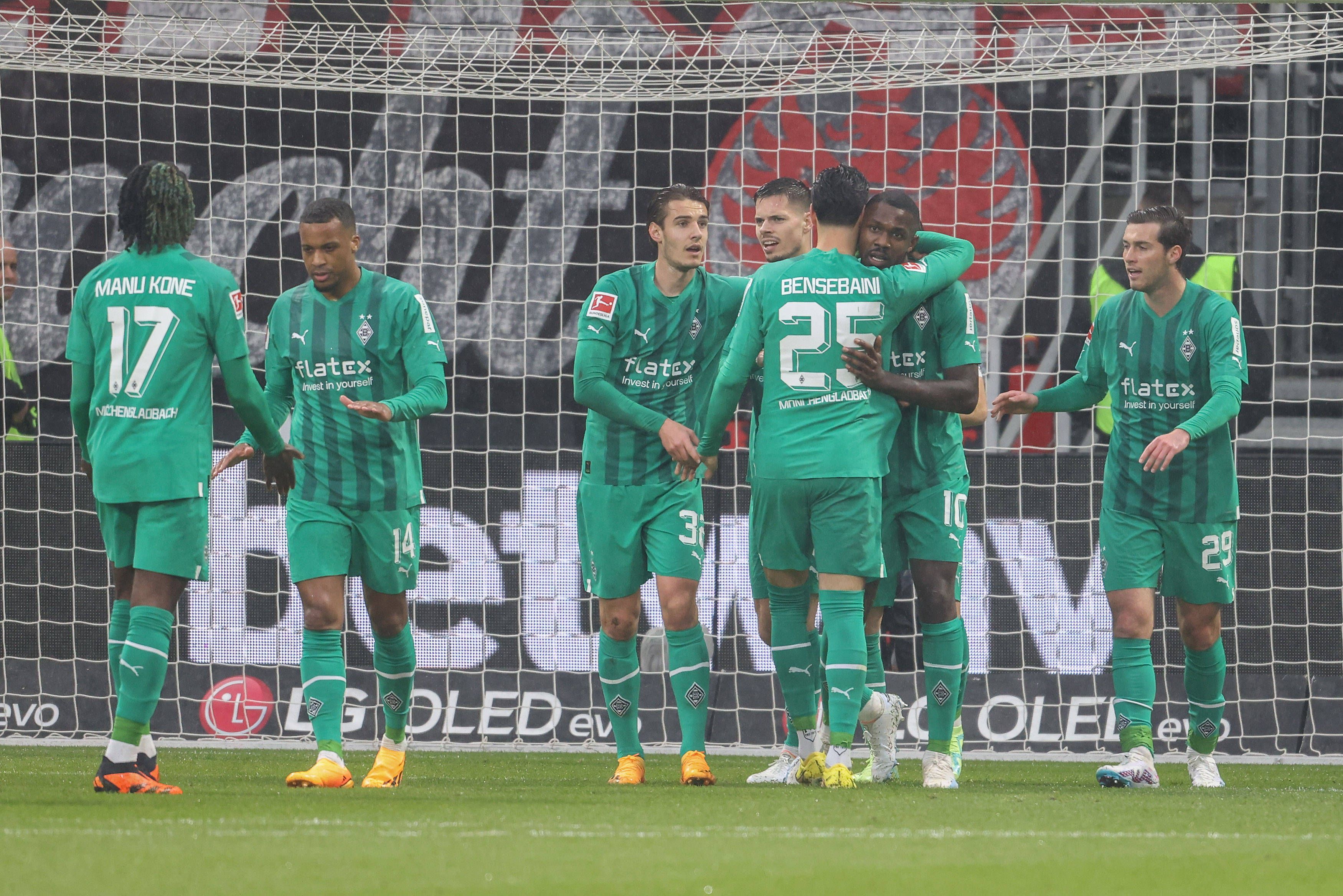 Spieler von Borussia Mönchengladbach bejubeln einen Treffer.
