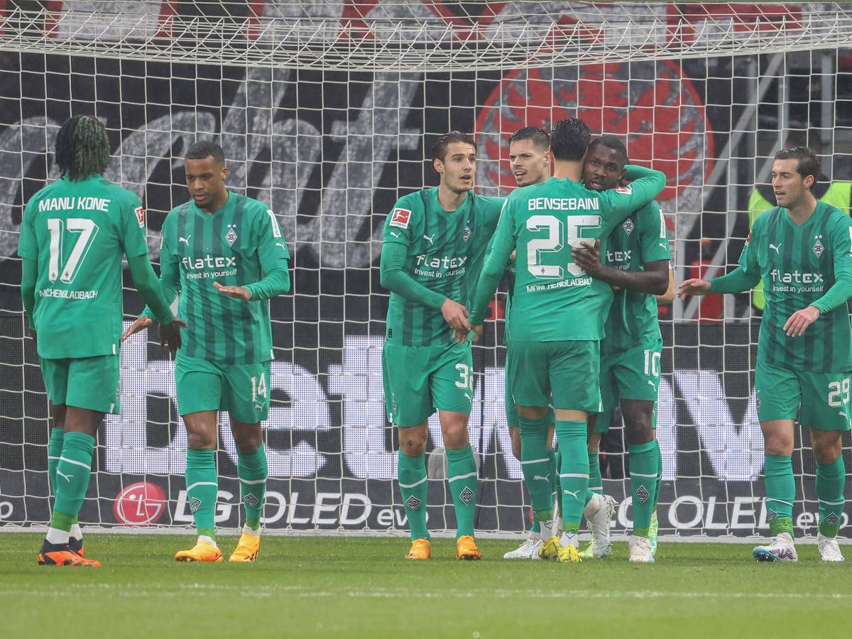 Spieler von Borussia Mönchengladbach bejubeln einen Treffer.