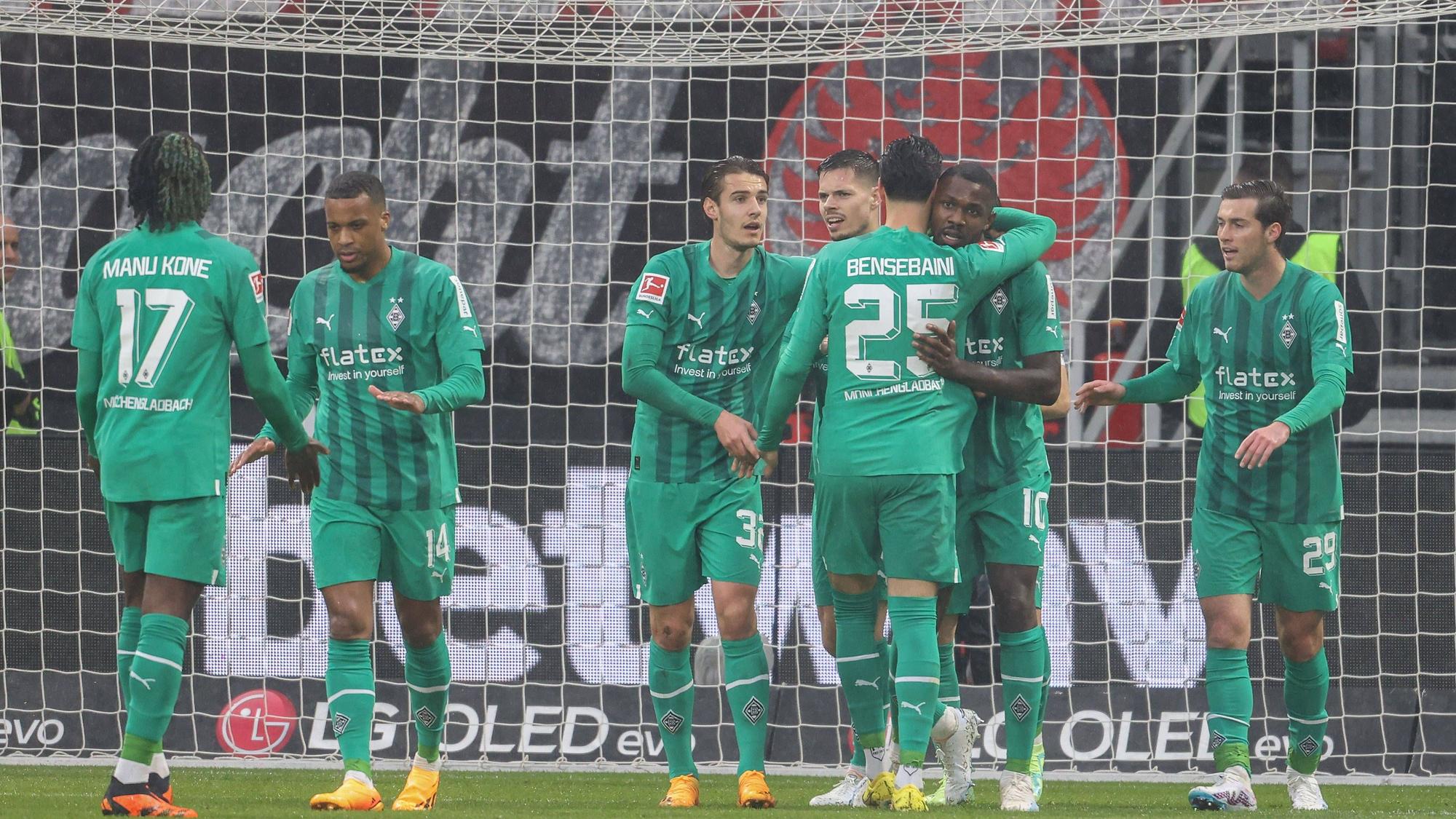 Spieler von Borussia Mönchengladbach bejubeln einen Treffer.