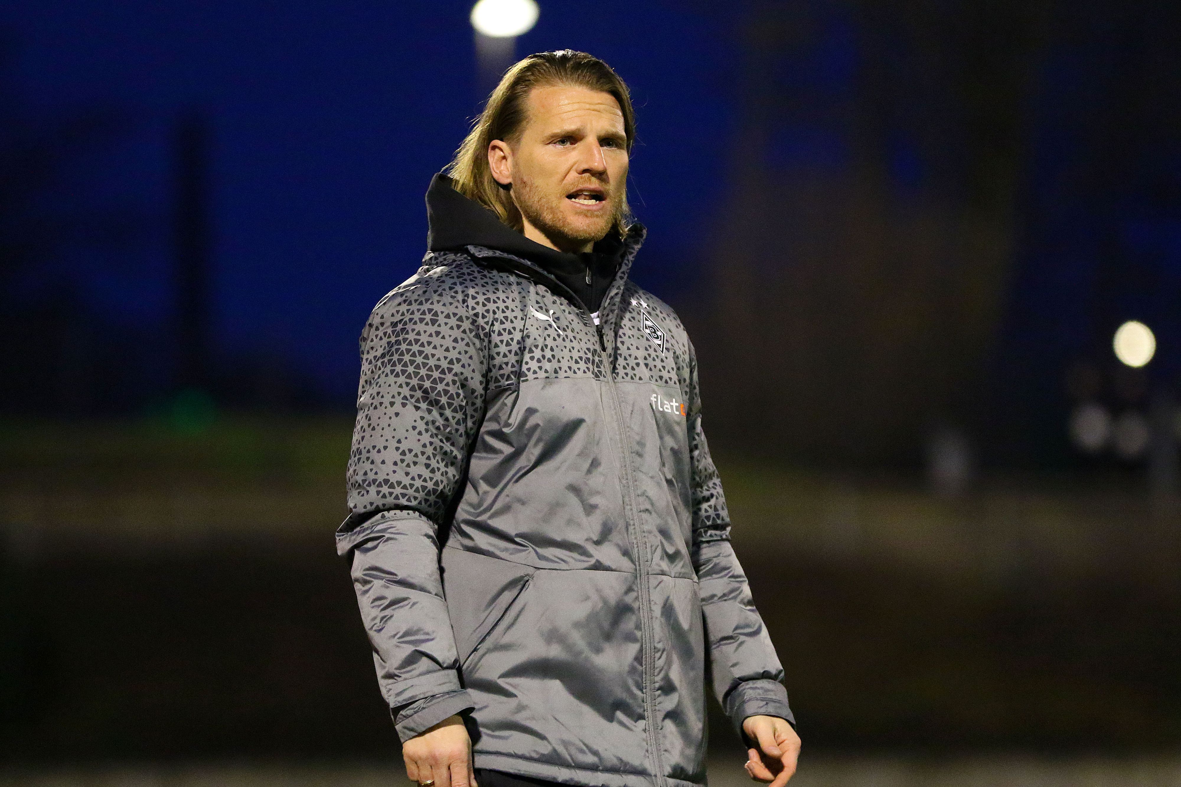Trainer der U23 von Borussia Mönchengladbach während eines Flutlichtspiels.