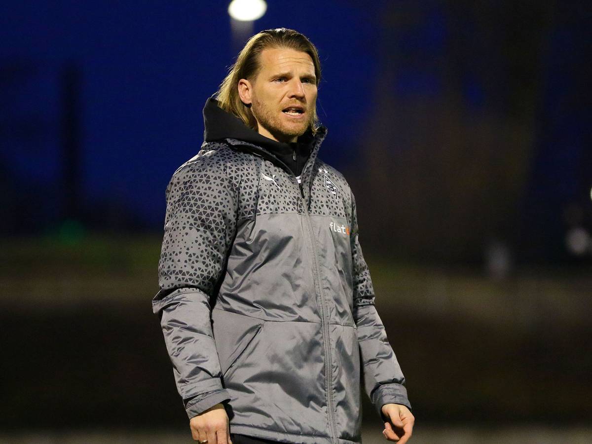 Trainer der U23 von Borussia Mönchengladbach während eines Flutlichtspiels.