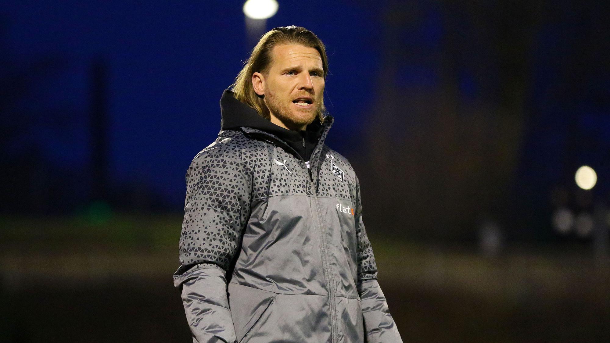 Trainer der U23 von Borussia Mönchengladbach während eines Flutlichtspiels.