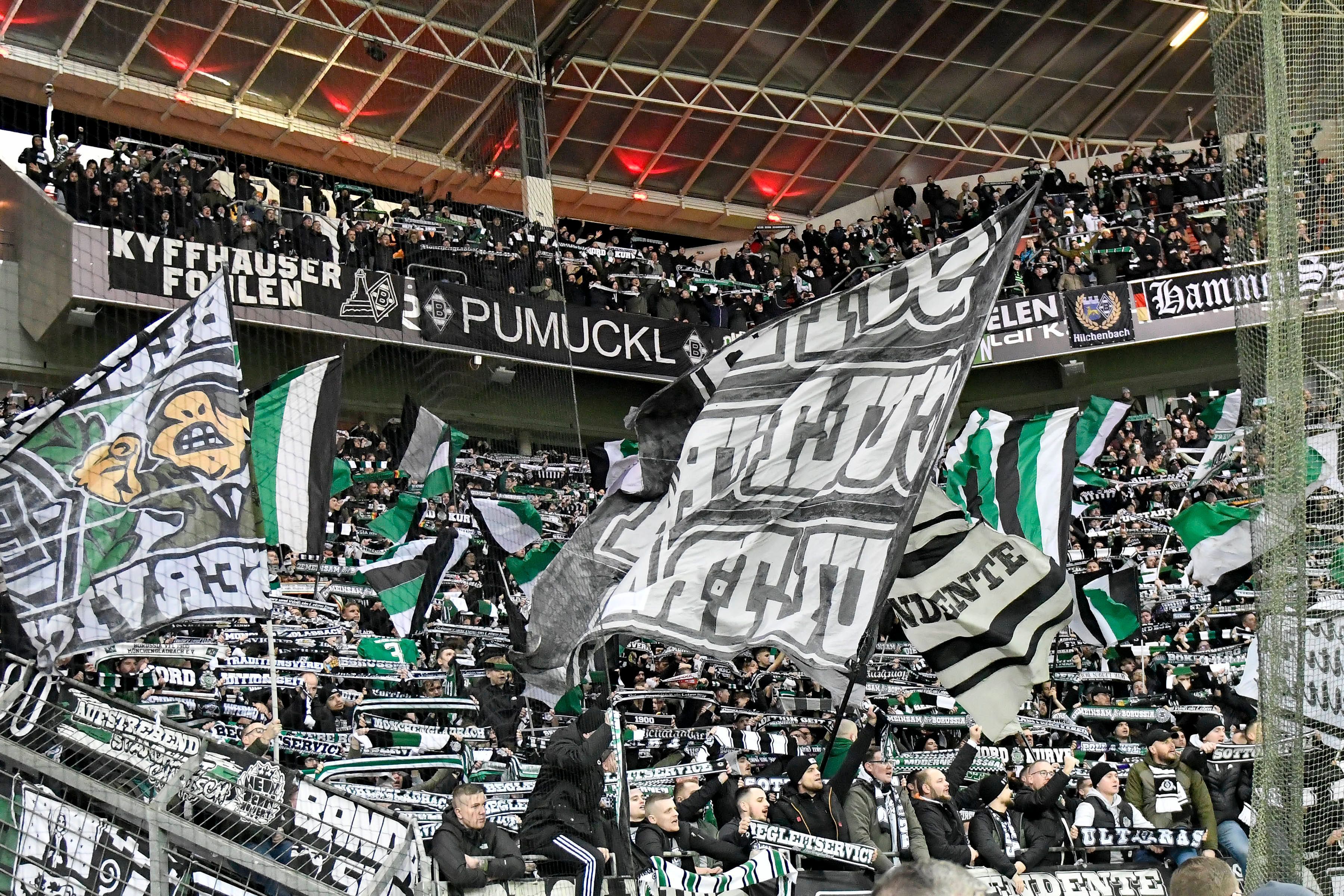 Fans von Borussia Mönchengladbach nach Spielende in Leverkusen.