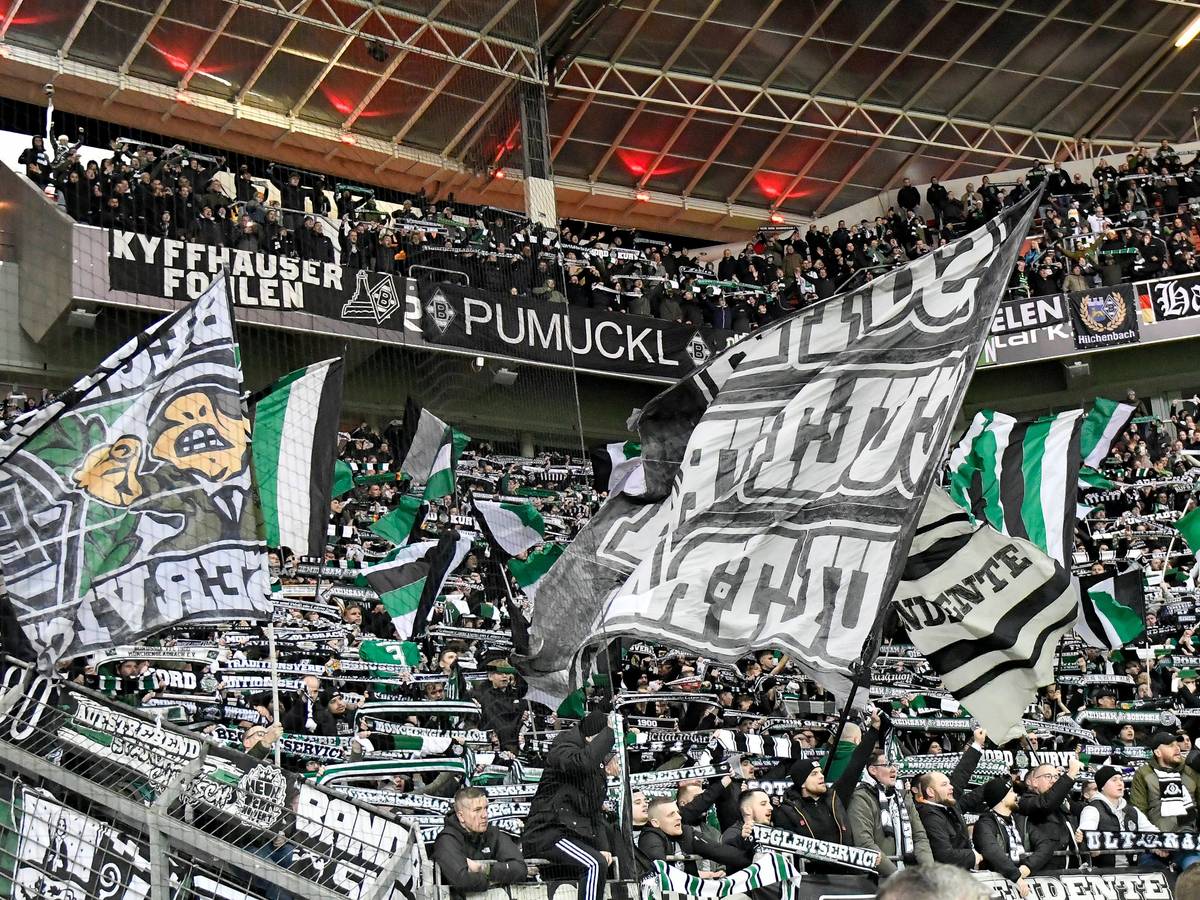 Fans von Borussia Mönchengladbach nach Spielende in Leverkusen.
