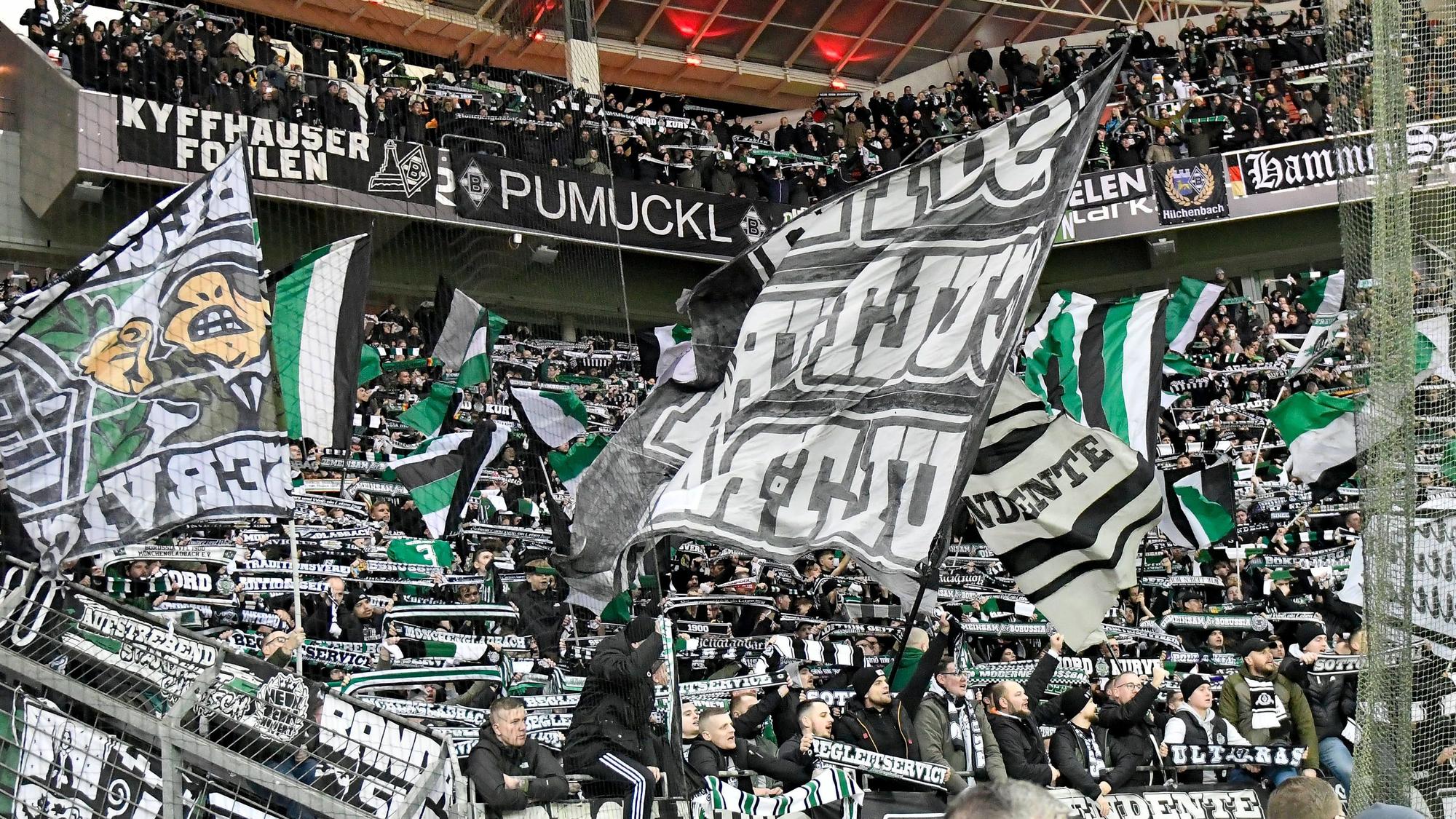Fans von Borussia Mönchengladbach nach Spielende in Leverkusen.