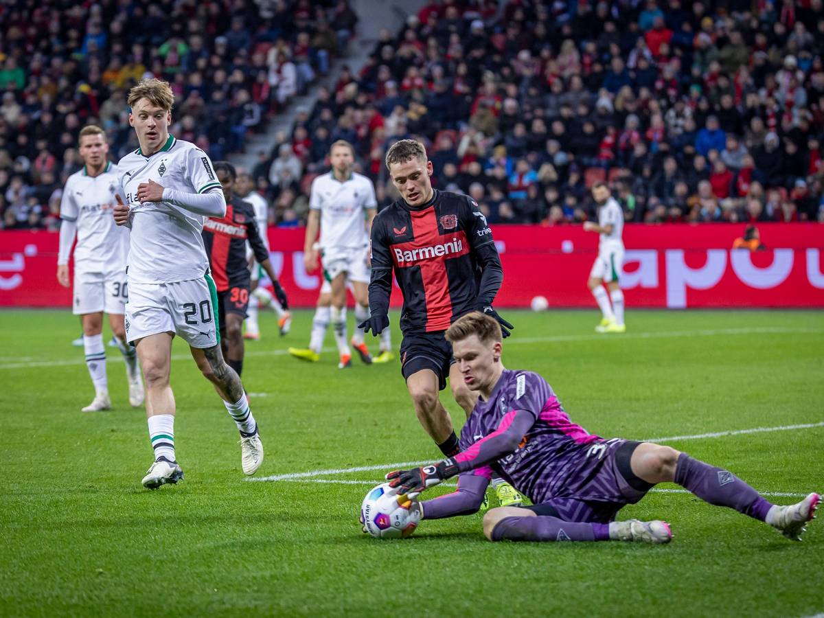 Torwart von Borussia Mönchengladbach hält den Ball fest.