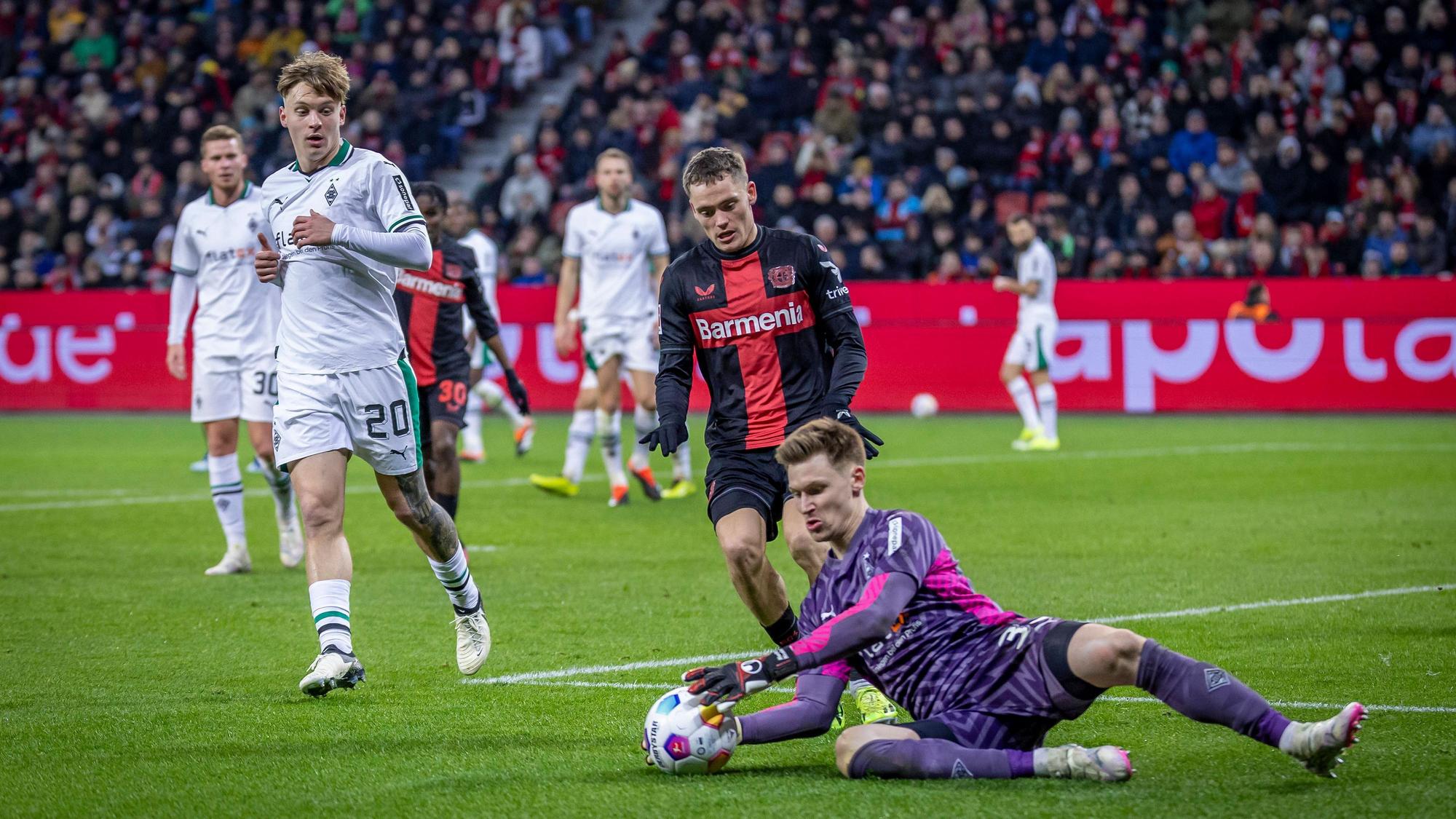 Torwart von Borussia Mönchengladbach hält den Ball fest.