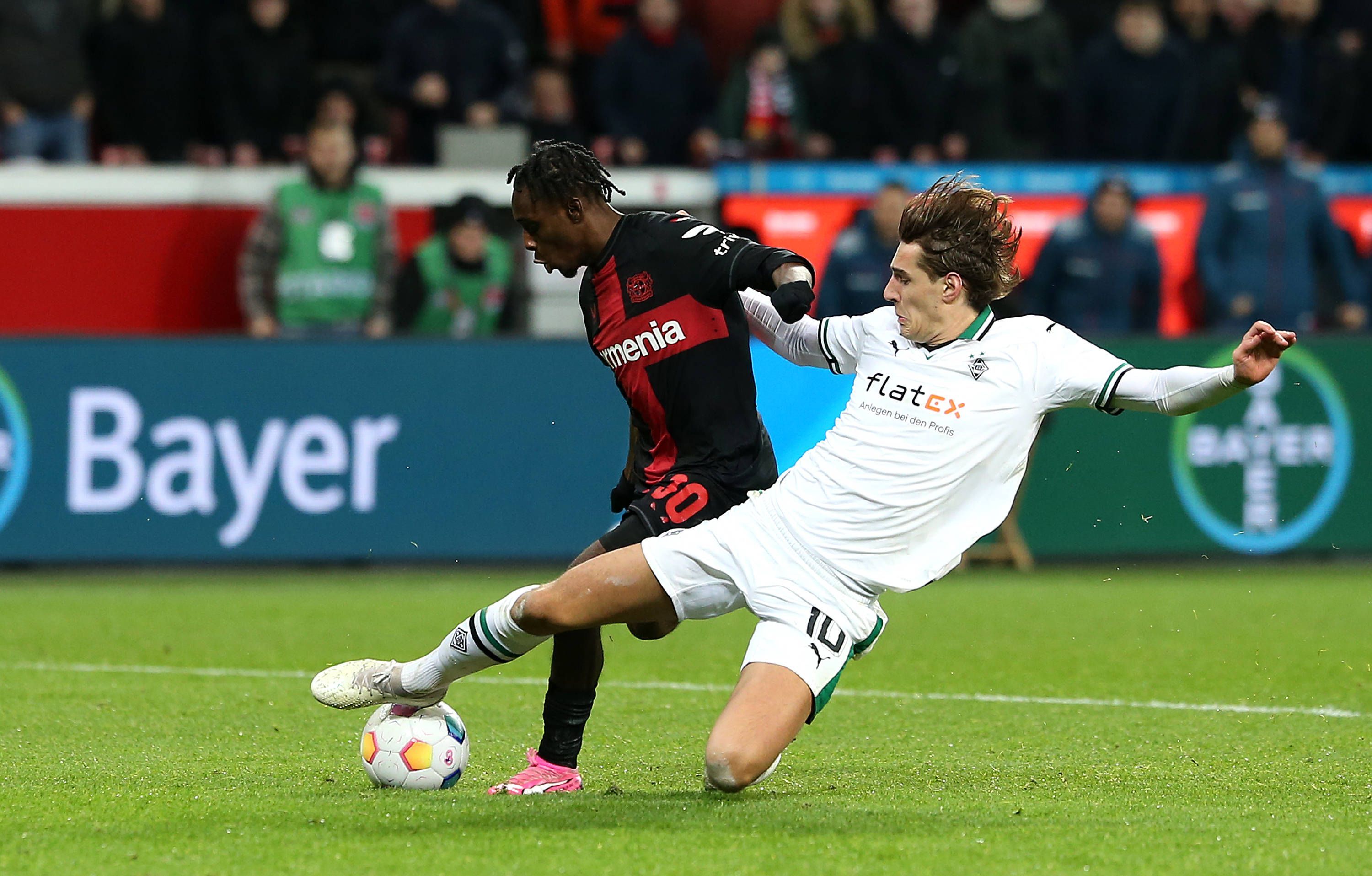 Spieler von Borussia Mönchengladbach mit einer Grätsche.