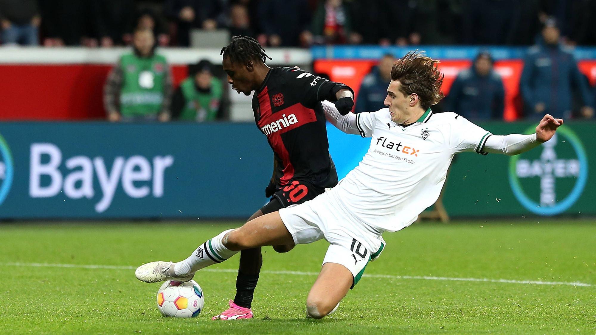 Spieler von Borussia Mönchengladbach mit einer Grätsche.