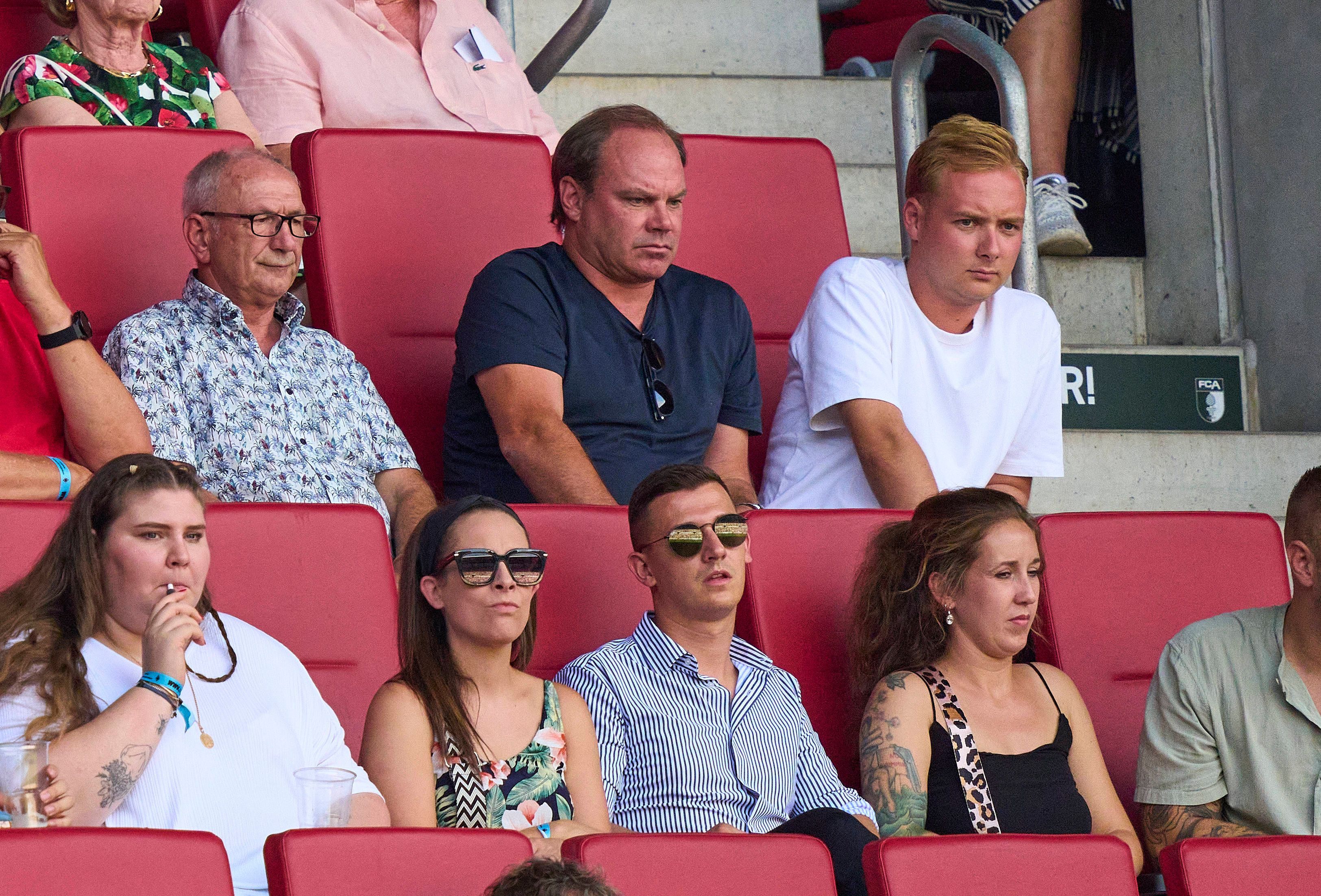 Christian Nerlinger auf der Tribüne in Augsburg.