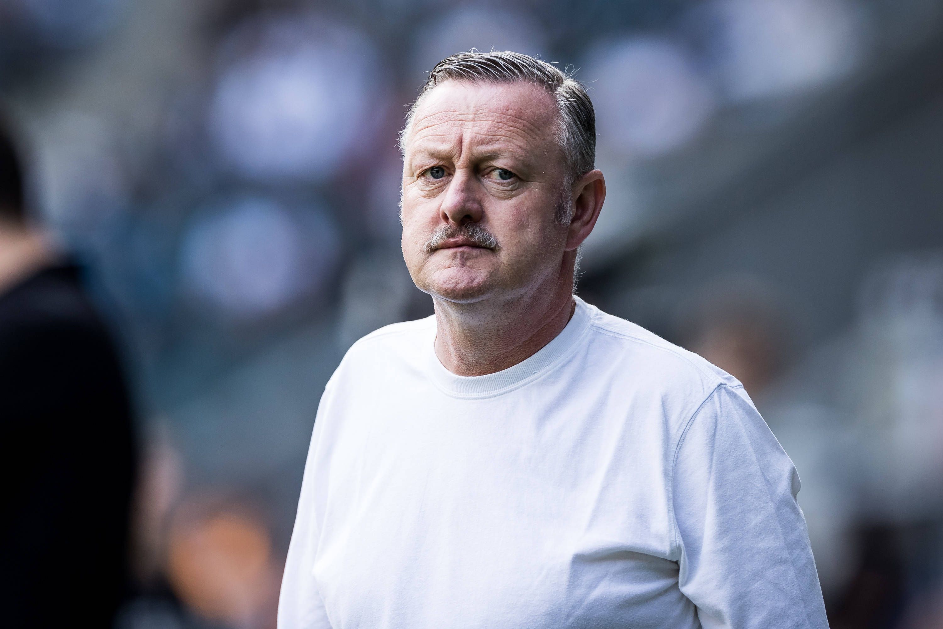 Roland Virkus am Spielfeldrand.