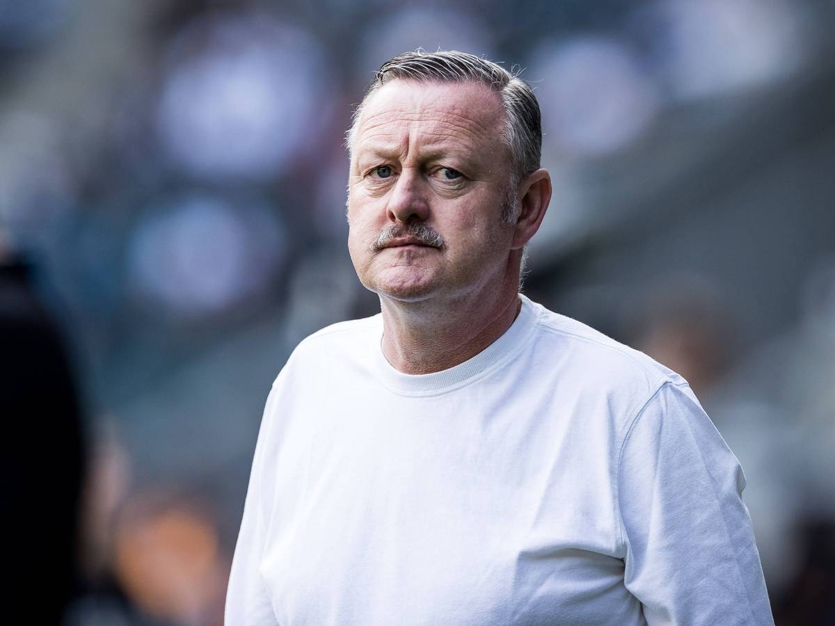 Roland Virkus am Spielfeldrand.