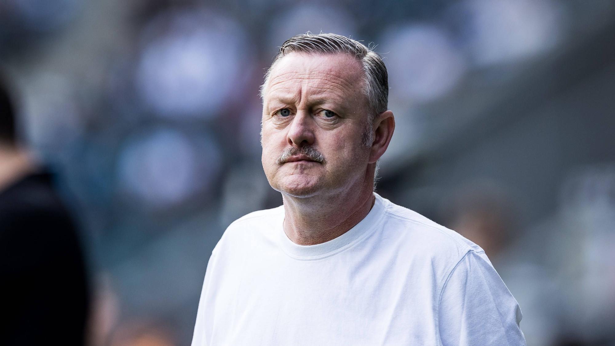 Roland Virkus am Spielfeldrand.