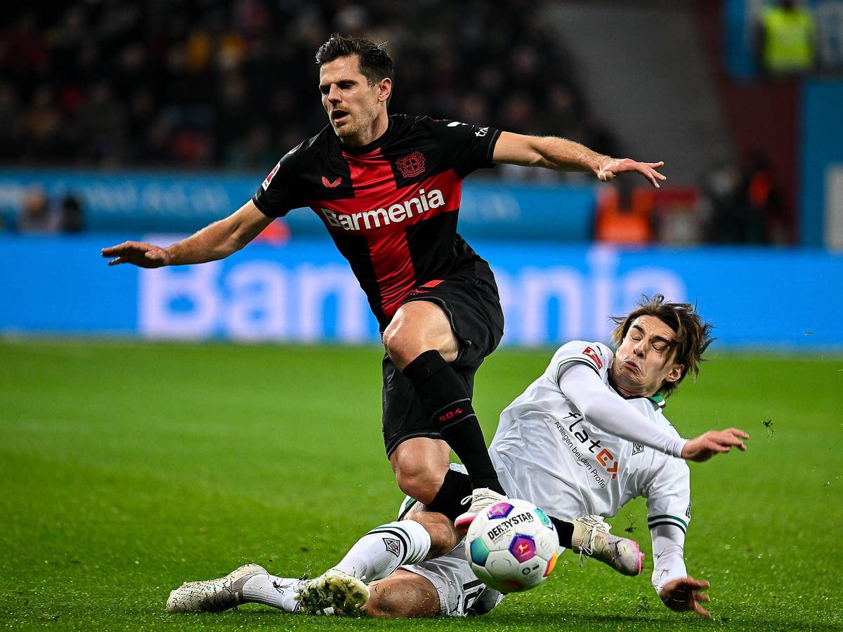 Flo Neuhaus im Zweikampf mit Jonas Hofmann.