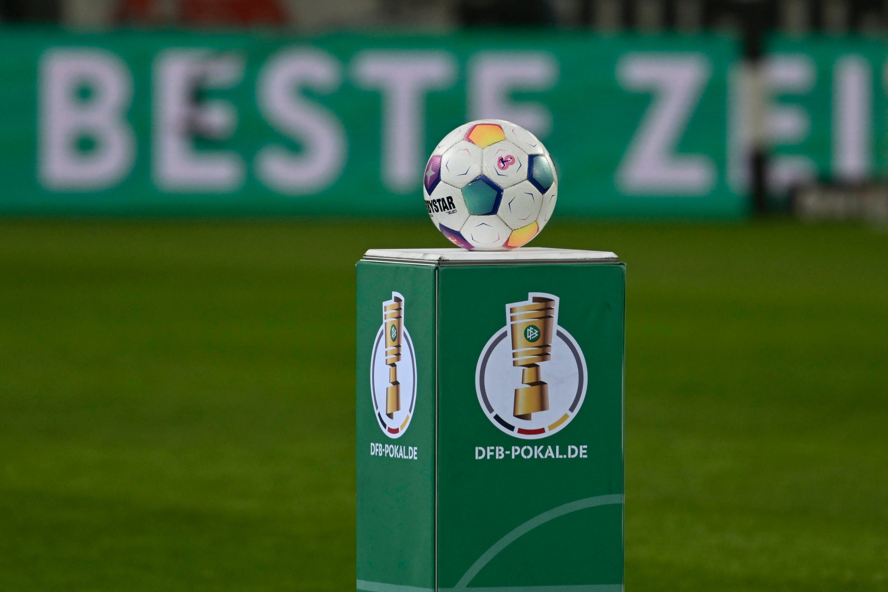Ein Ball liegt auf einem Sockel des DFB im Borussia-Park.