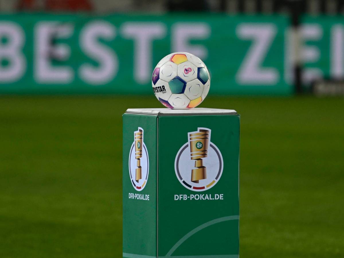Ein Ball liegt auf einem Sockel des DFB im Borussia-Park.
