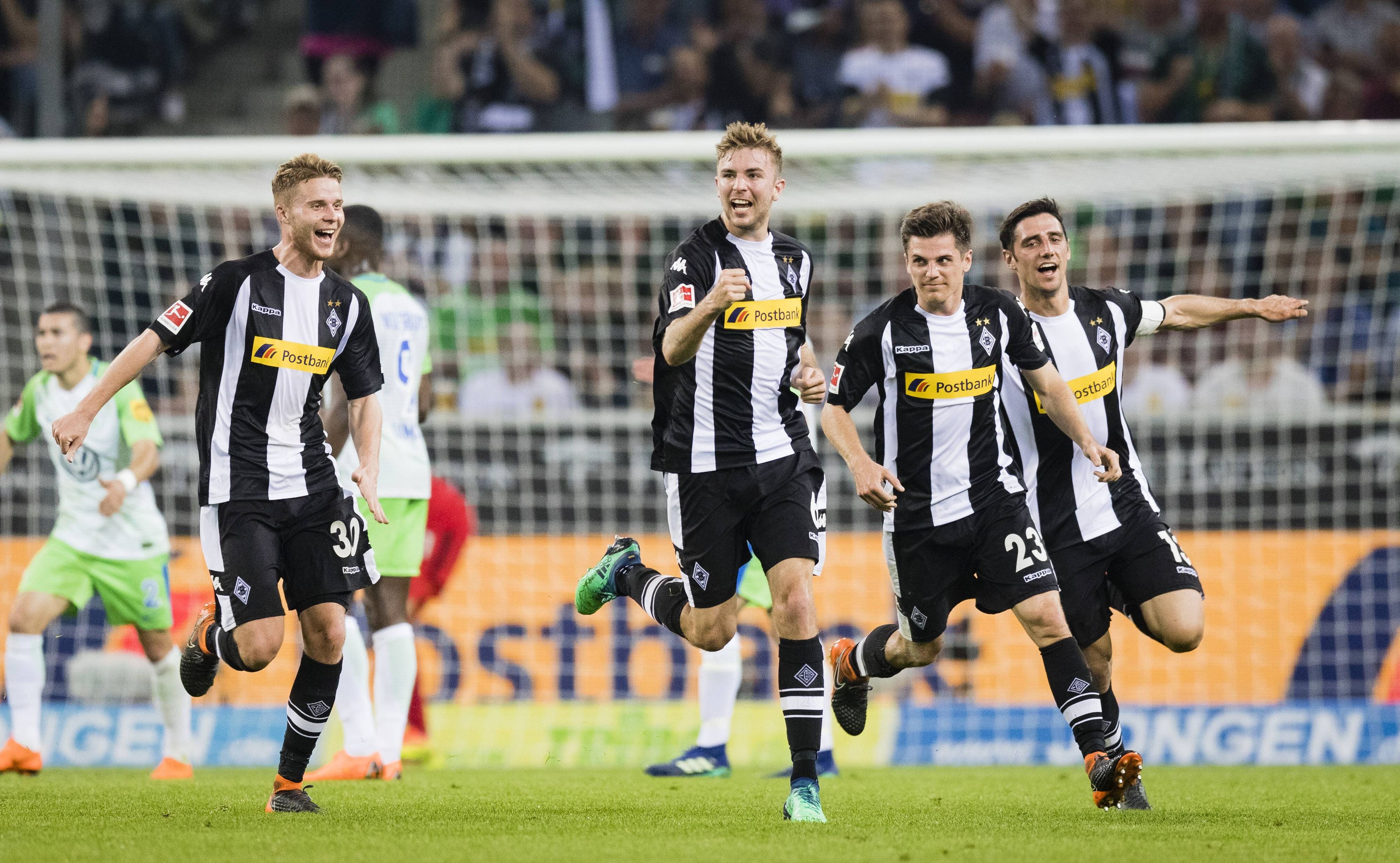 Elvedi, Kramer, Hofmann und Stindl laufen jubelnd über das Feld.