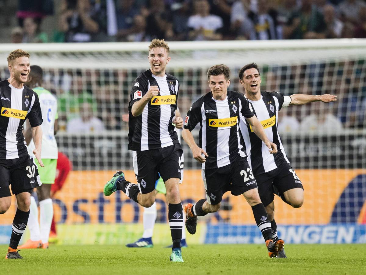 Elvedi, Kramer, Hofmann und Stindl laufen jubelnd über das Feld.