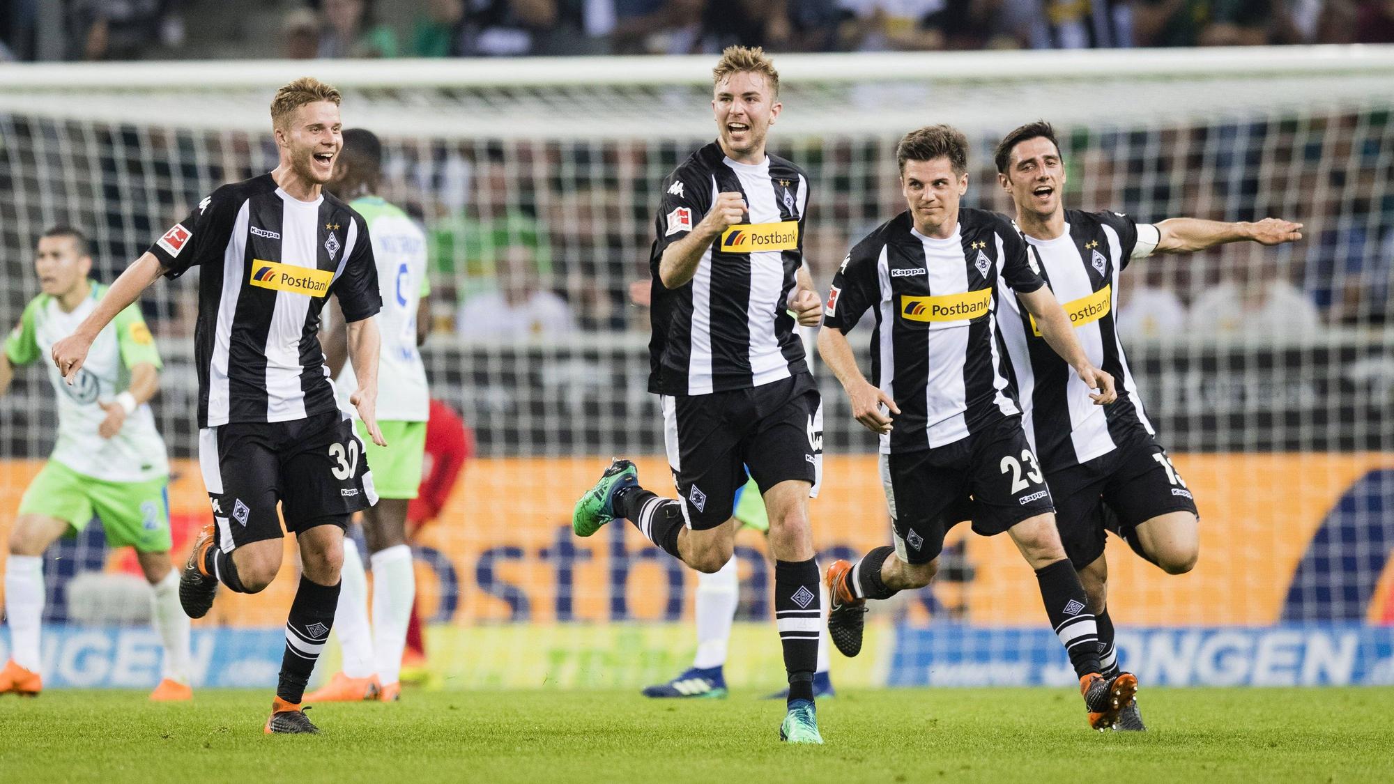Elvedi, Kramer, Hofmann und Stindl laufen jubelnd über das Feld.