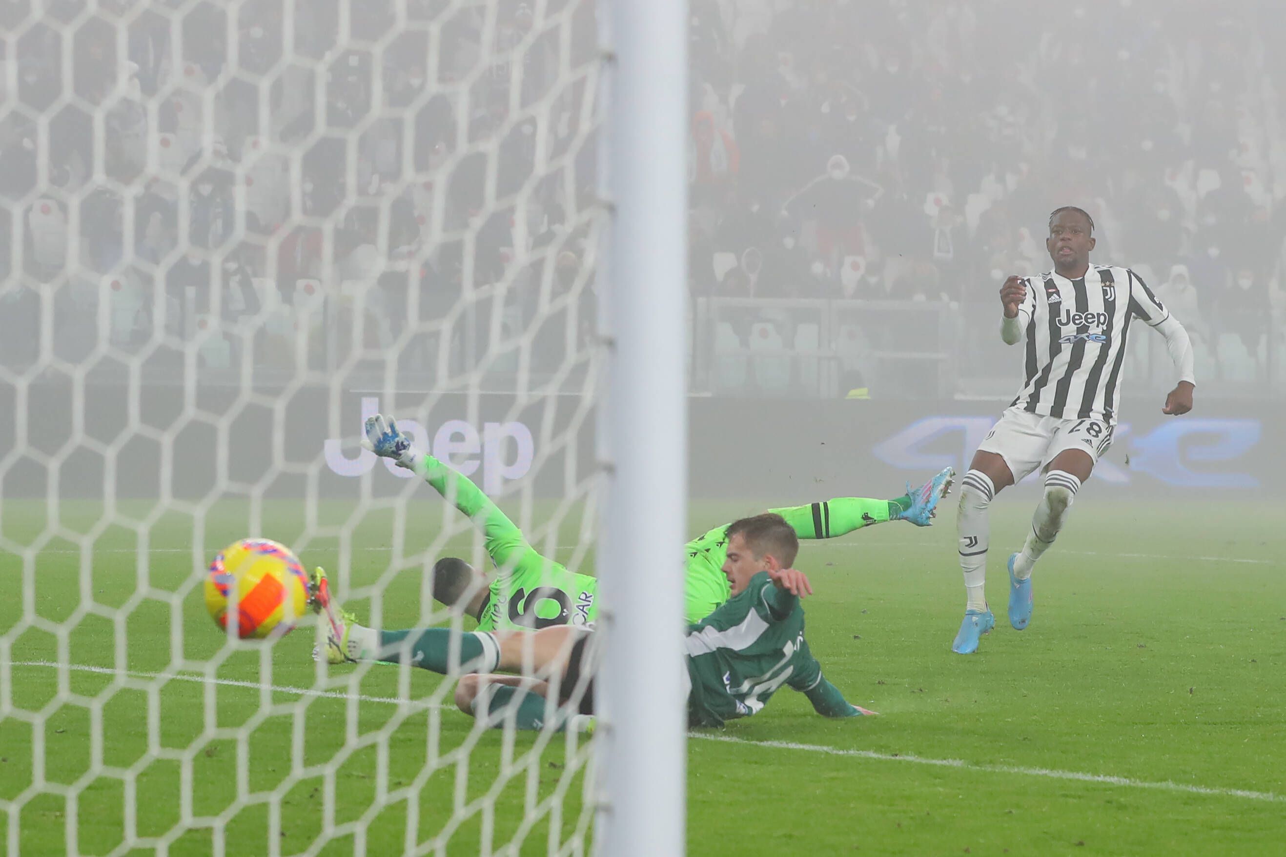 Denis Zakaria erzielt ein Tor im Juventus-Trikot.