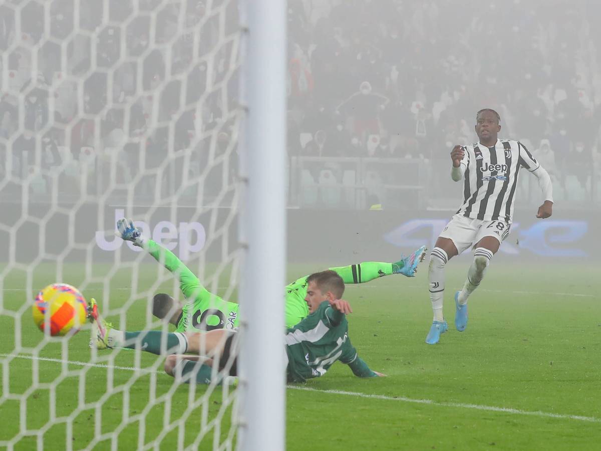 Denis Zakaria erzielt ein Tor im Juventus-Trikot.