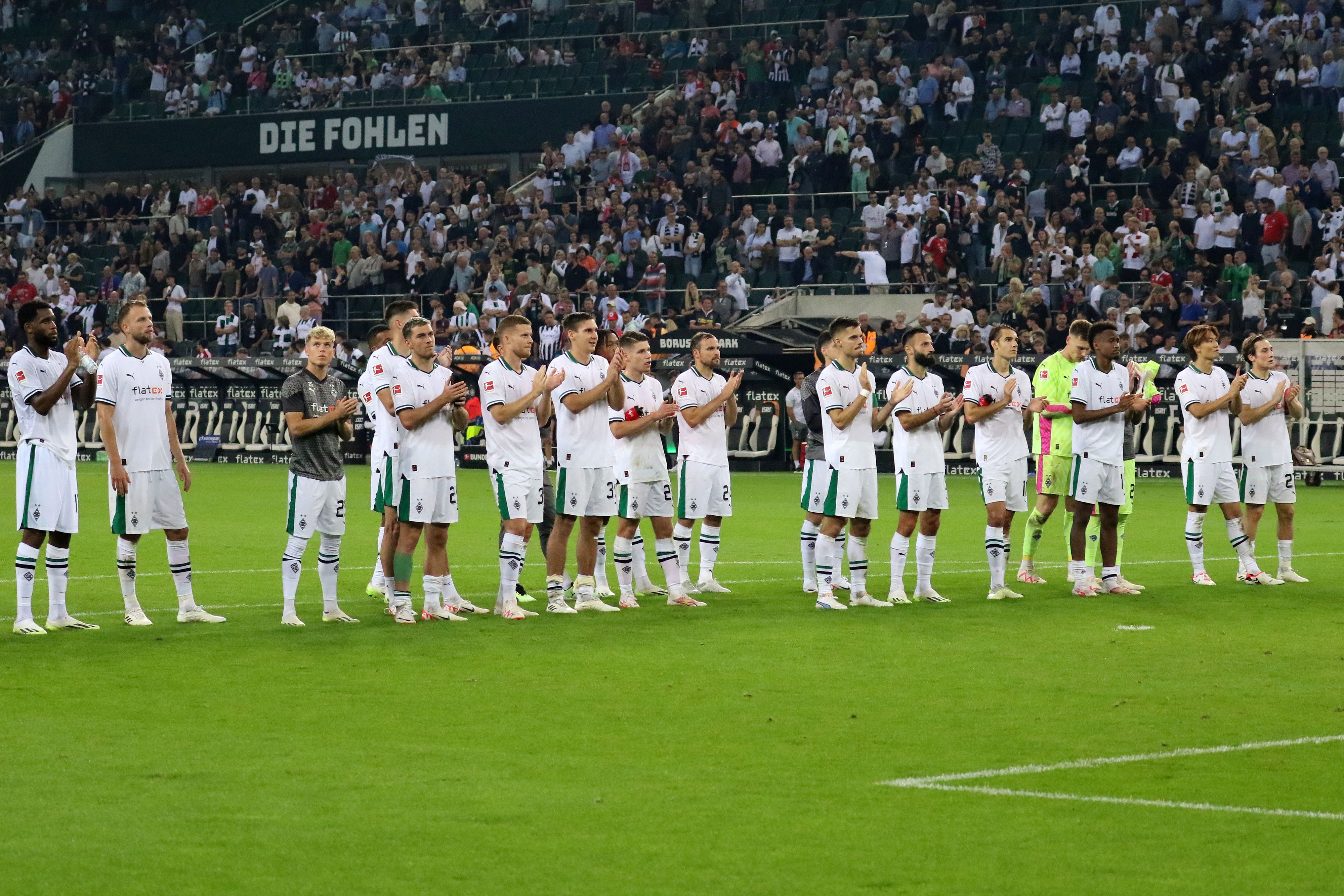 Die Borussia-Spieler applaudieren den Fans.