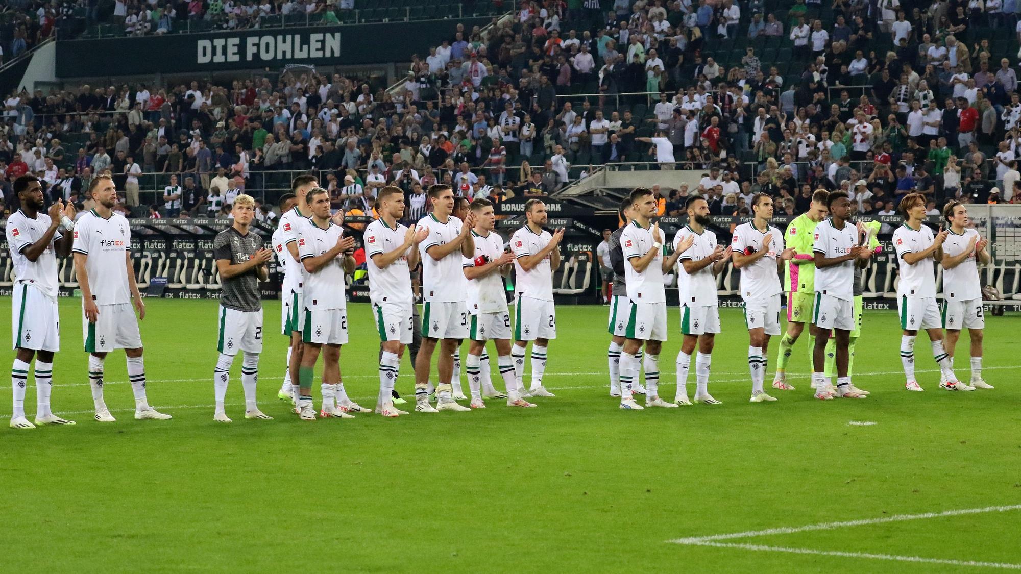 Die Borussia-Spieler applaudieren den Fans.