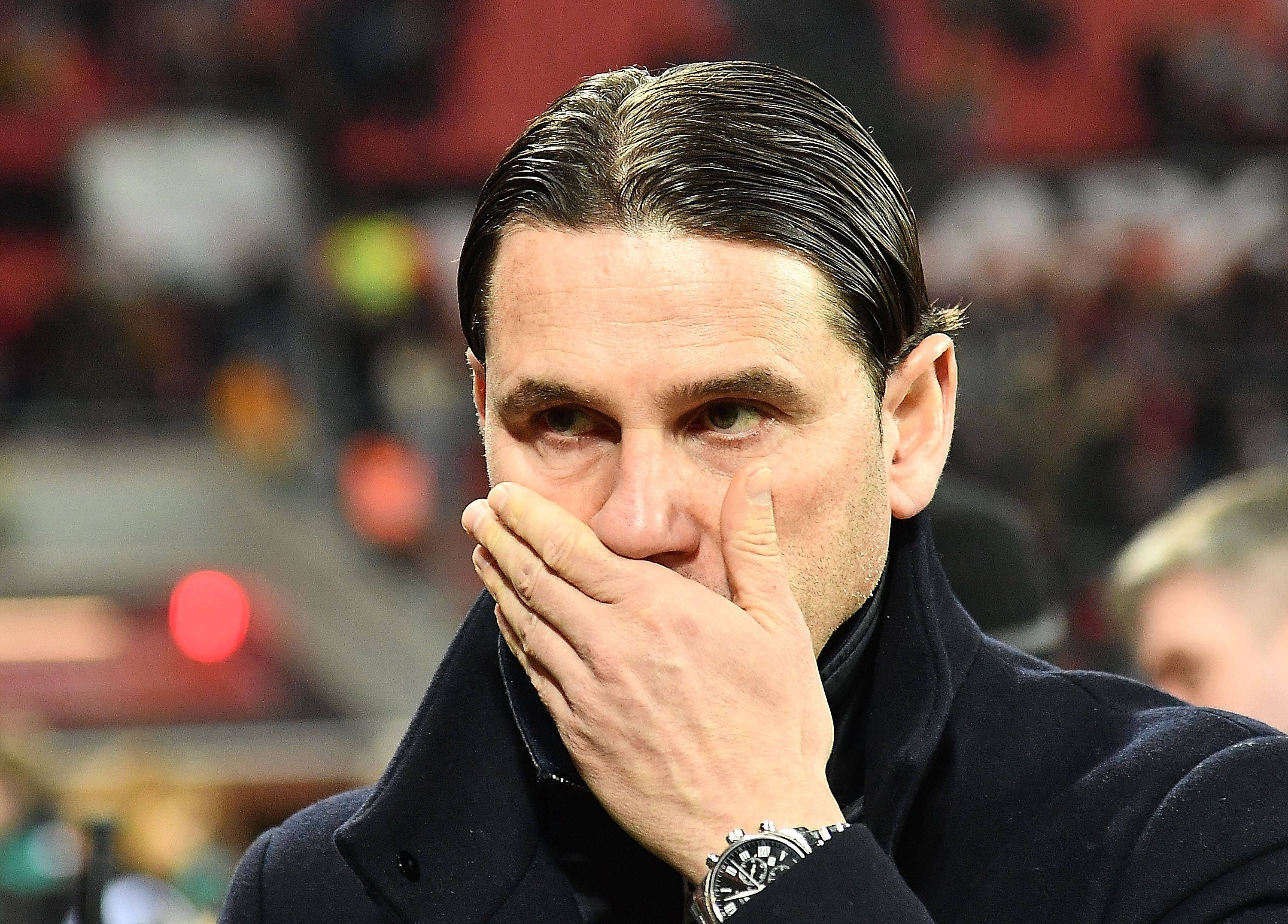 Gerardo Seoane hält sich die Hand vor den Mund.