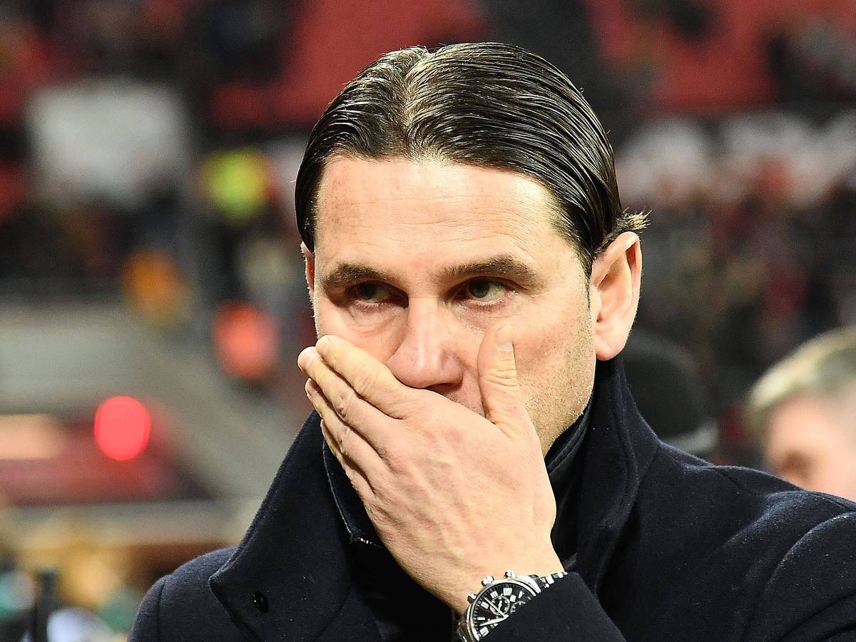 Gerardo Seoane hält sich die Hand vor den Mund.