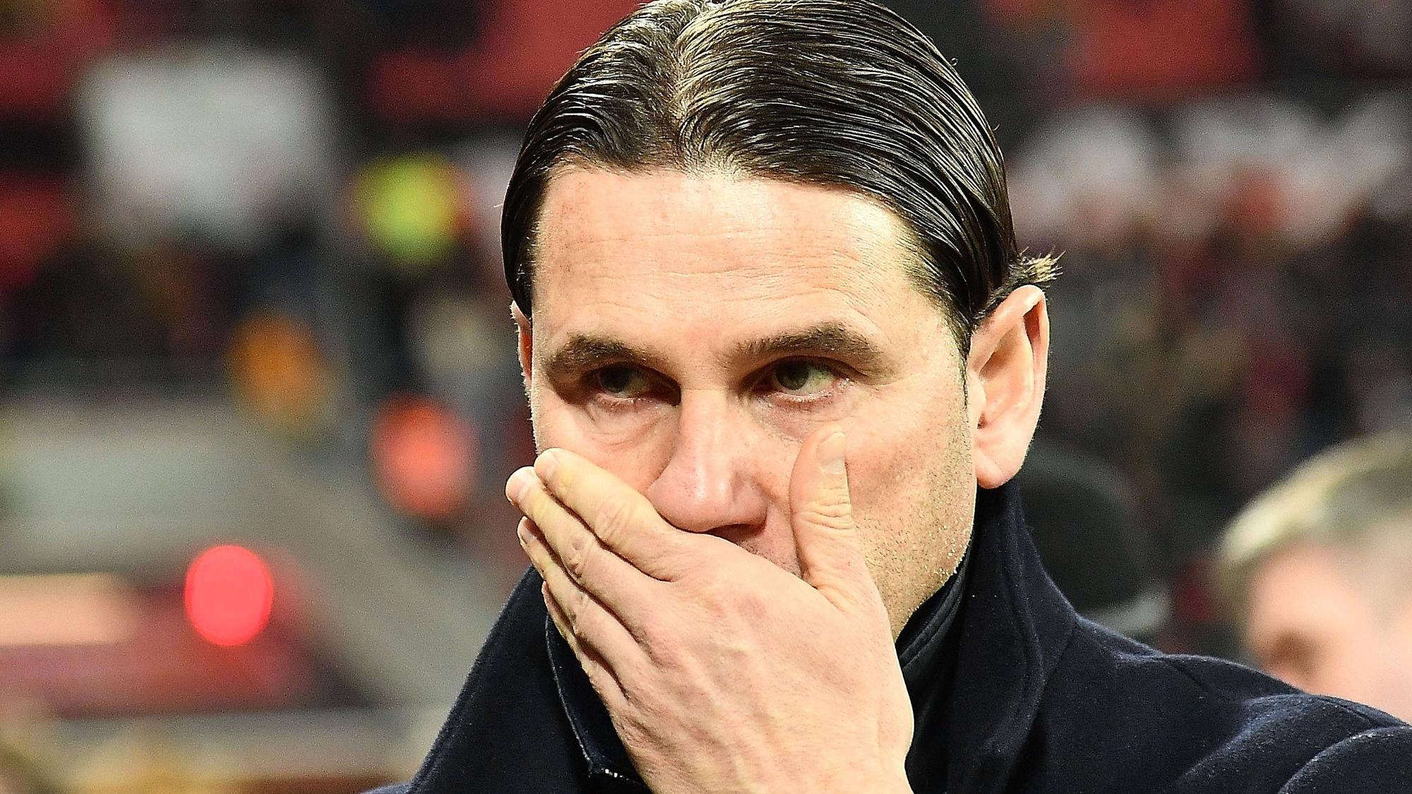 Gerardo Seoane hält sich die Hand vor den Mund.