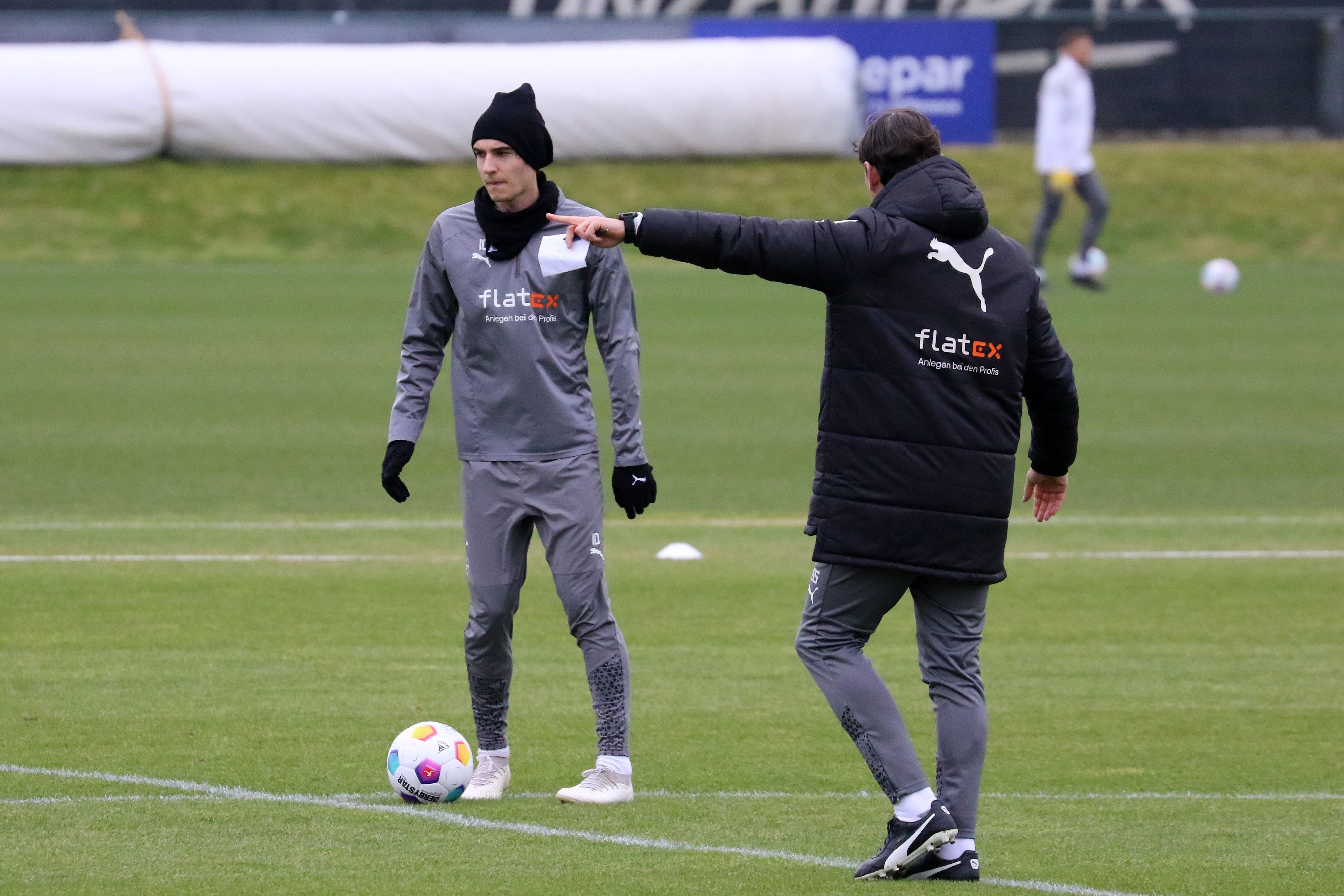 Gerardo Seoane gibt Flo Neuhaus Anweisungen im Training.