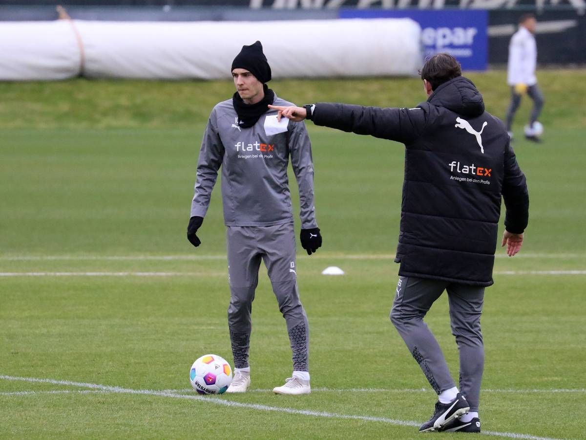 Gerardo Seoane gibt Flo Neuhaus Anweisungen im Training.