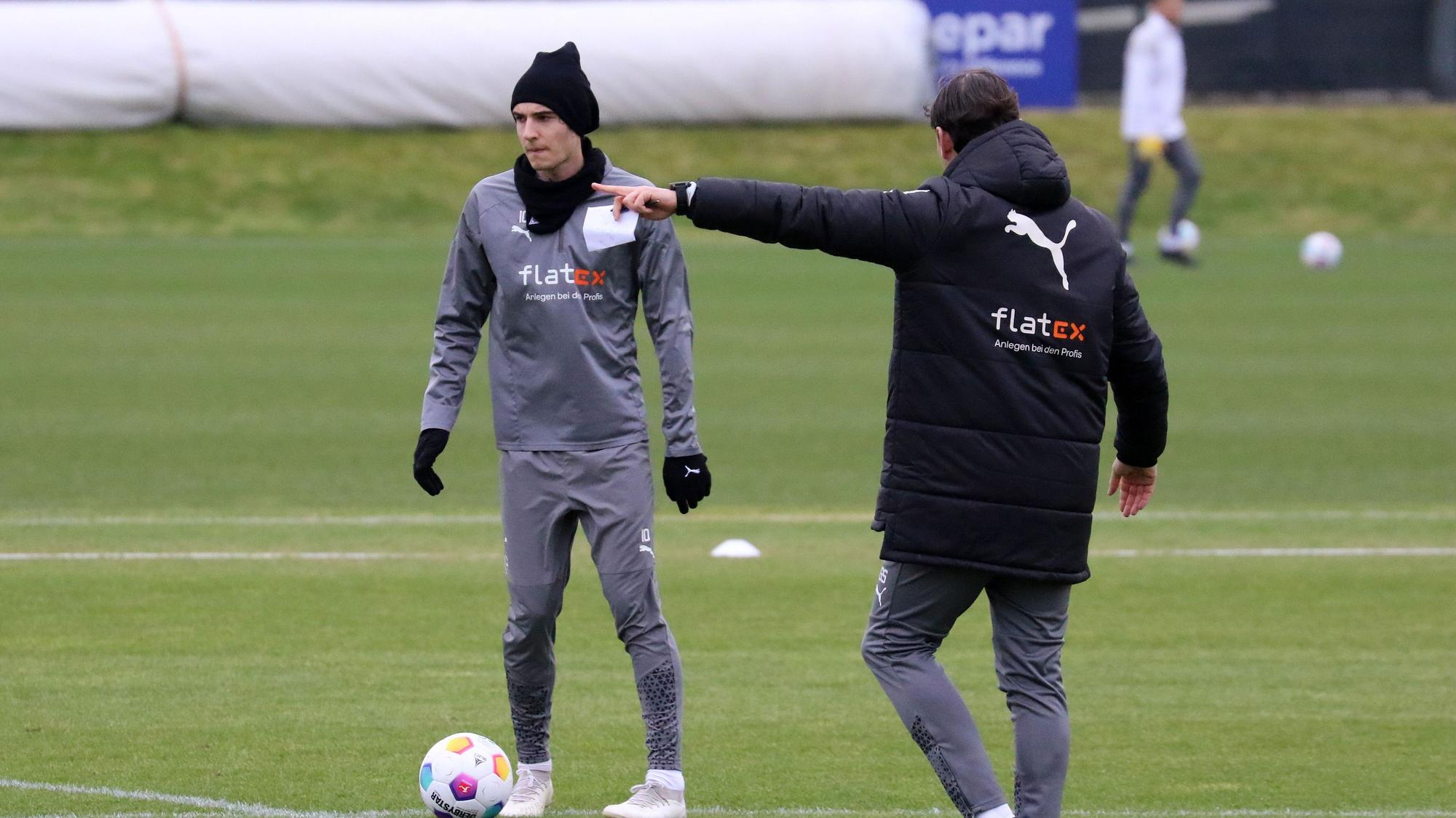 Gerardo Seoane gibt Flo Neuhaus Anweisungen im Training.
