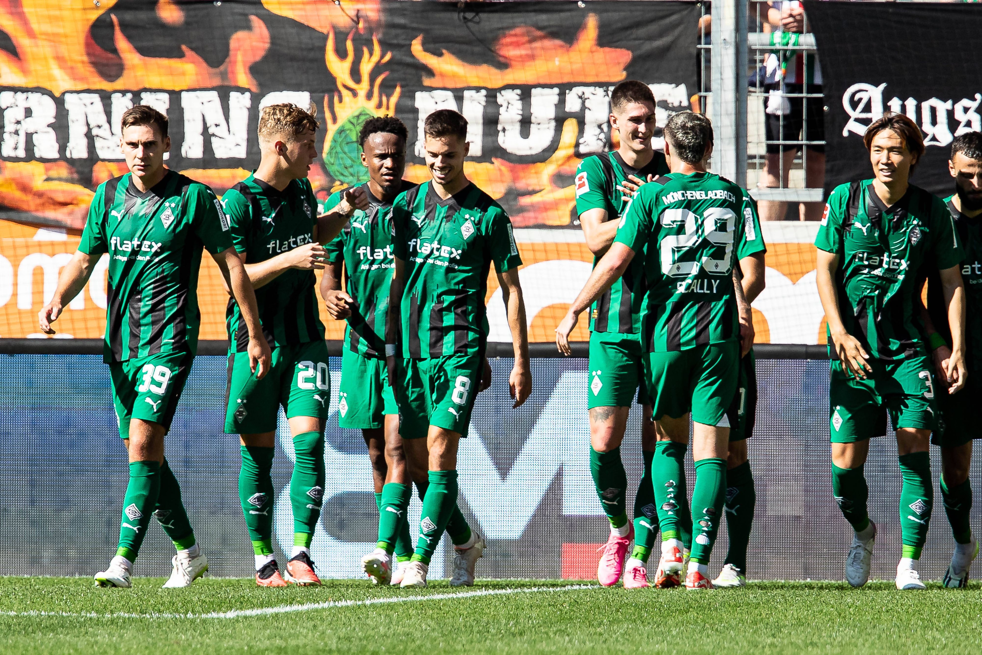 Borussia-Spieler bejubeln einen Treffer in Augsburg.