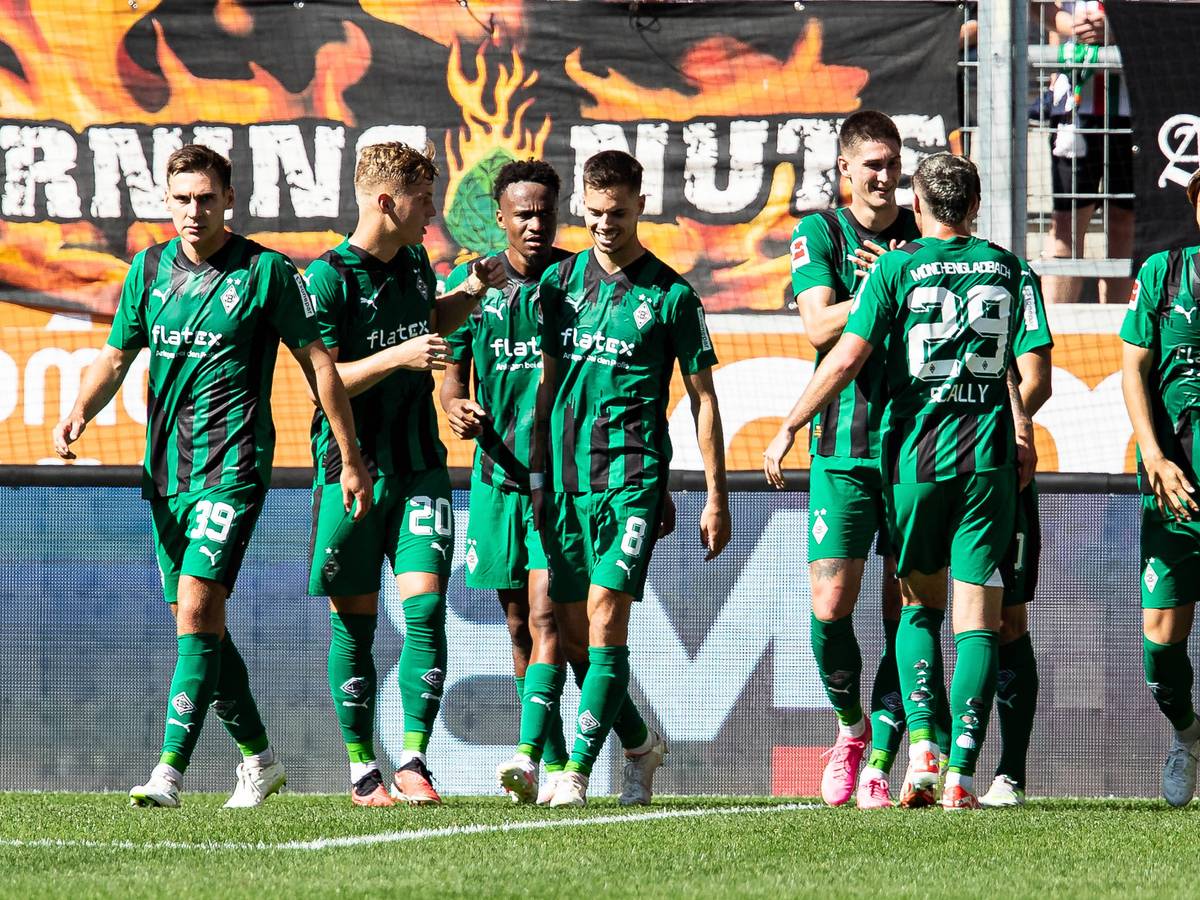 Borussia-Spieler bejubeln einen Treffer in Augsburg.