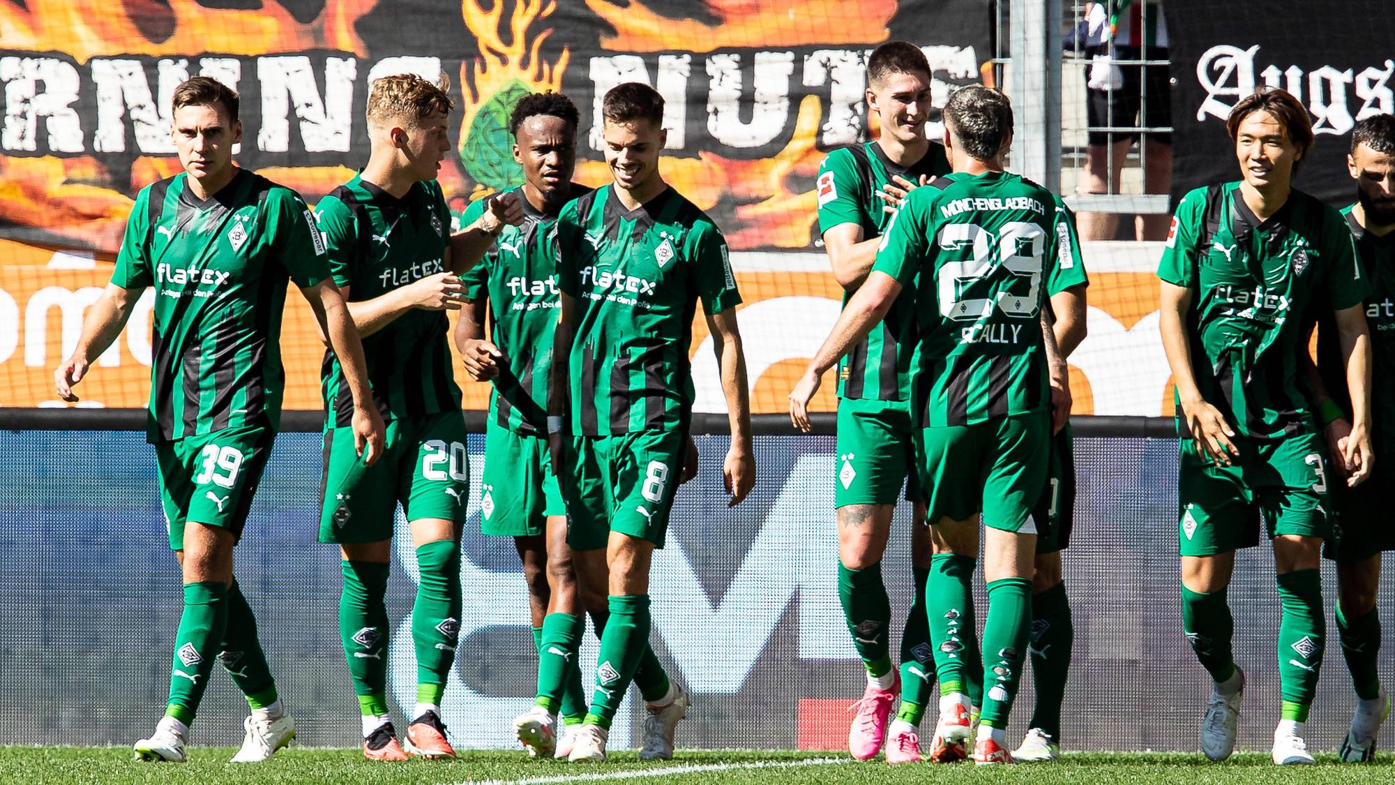 Borussia-Spieler bejubeln einen Treffer in Augsburg.