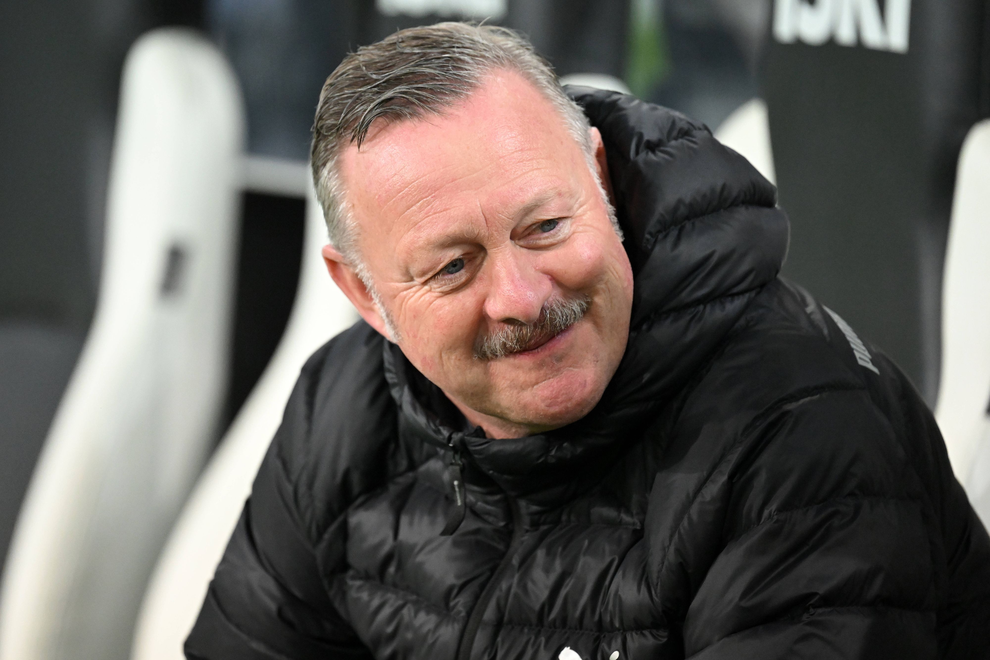 Roland Virkus sitzt auf der Borussia-Bank.