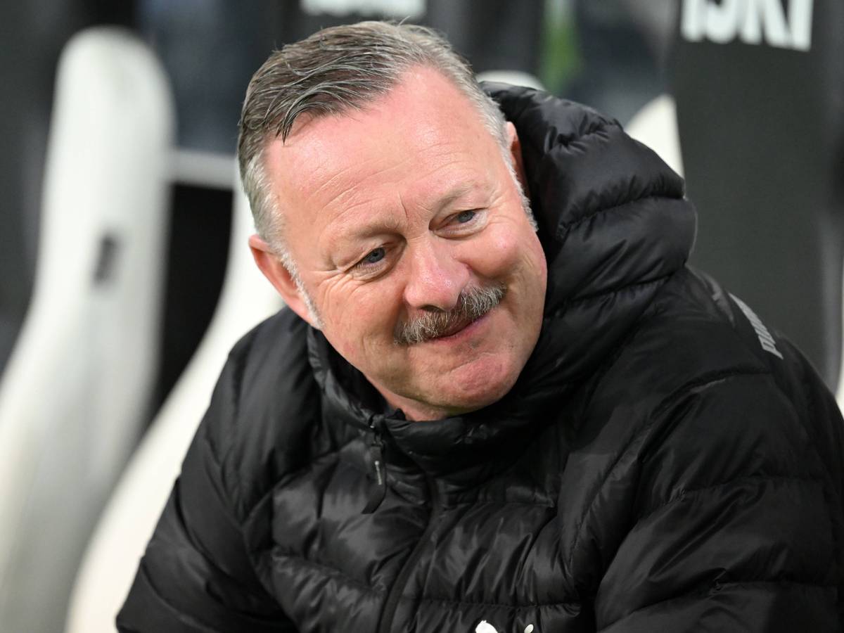 Roland Virkus sitzt auf der Borussia-Bank.