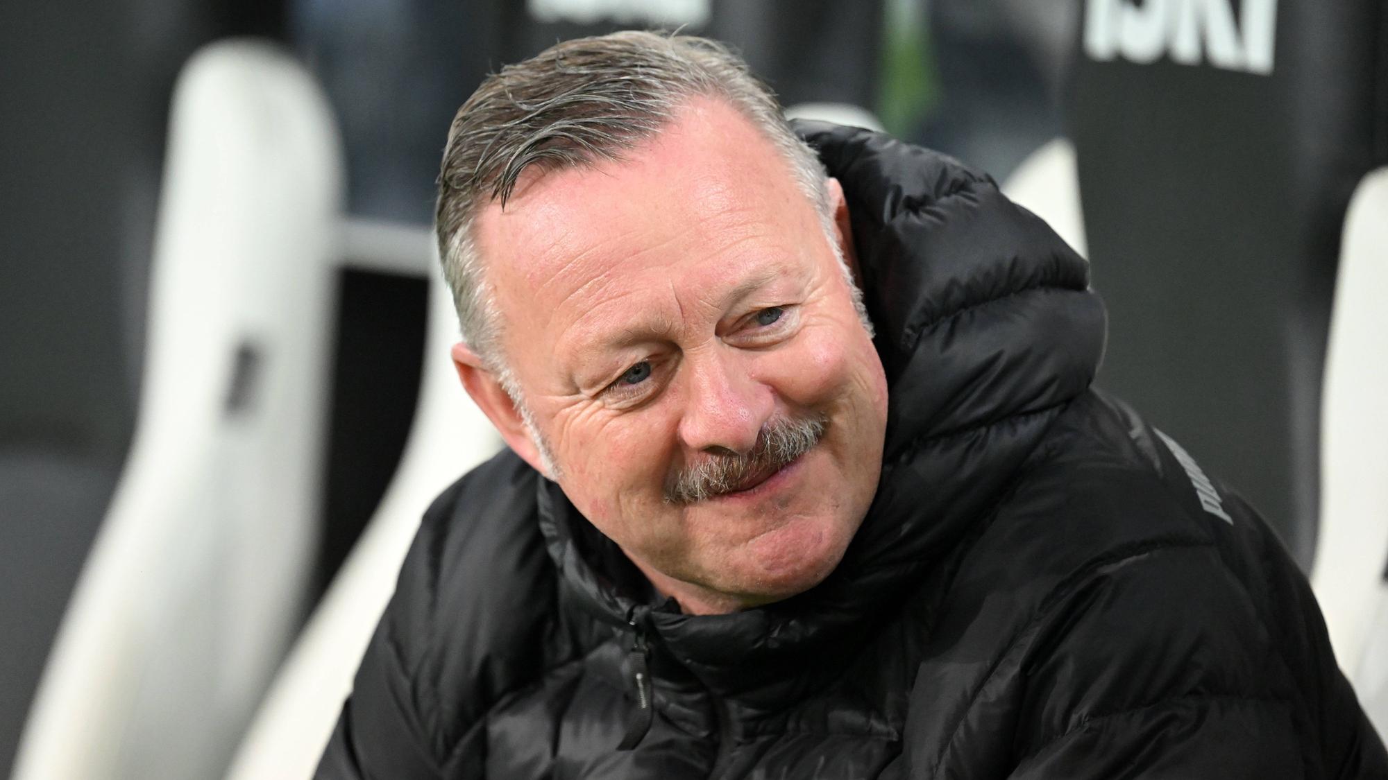 Roland Virkus sitzt auf der Borussia-Bank.