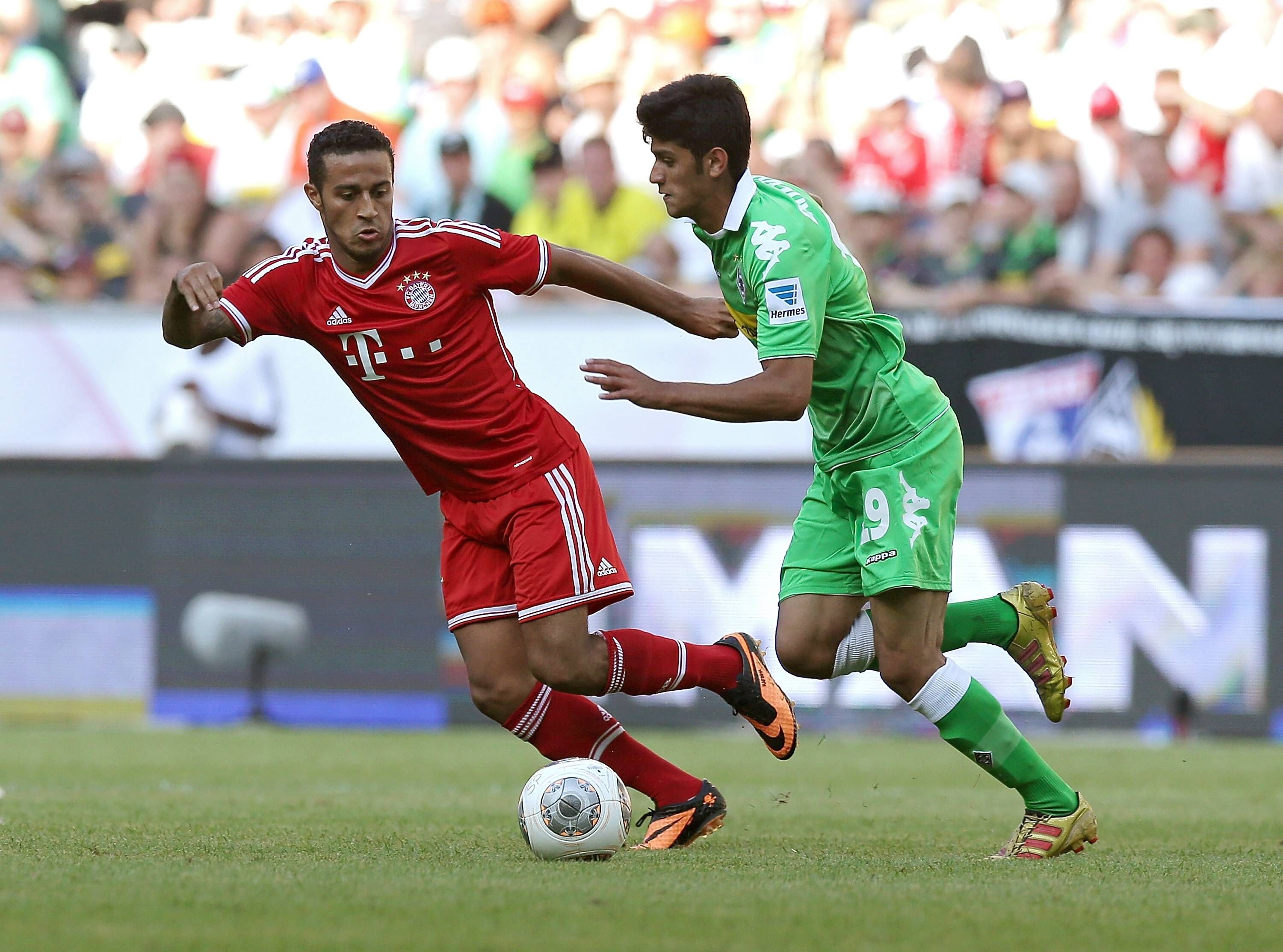 Thiago im Zweikampf mit Mo Dahoud.