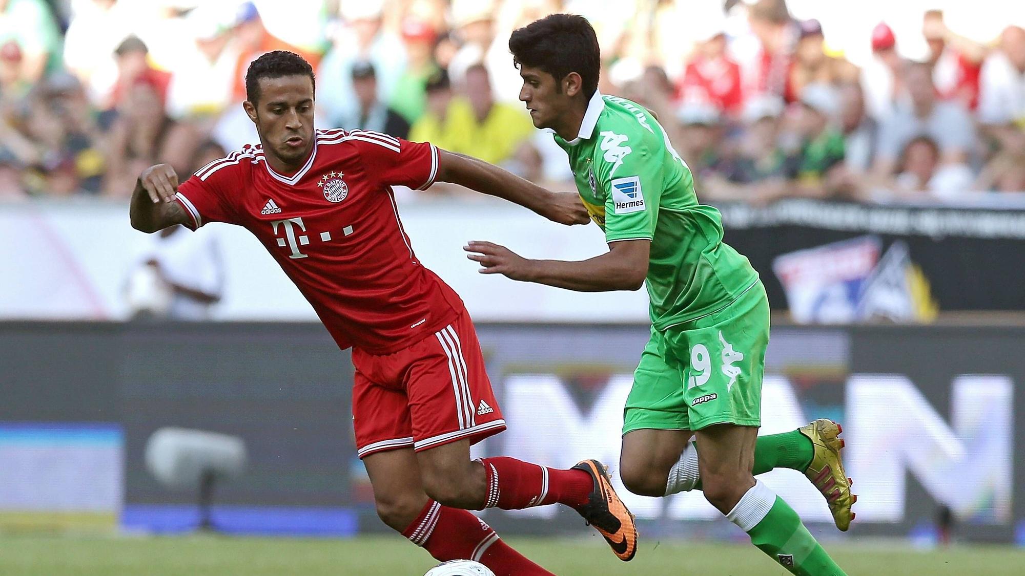Thiago im Zweikampf mit Mo Dahoud.