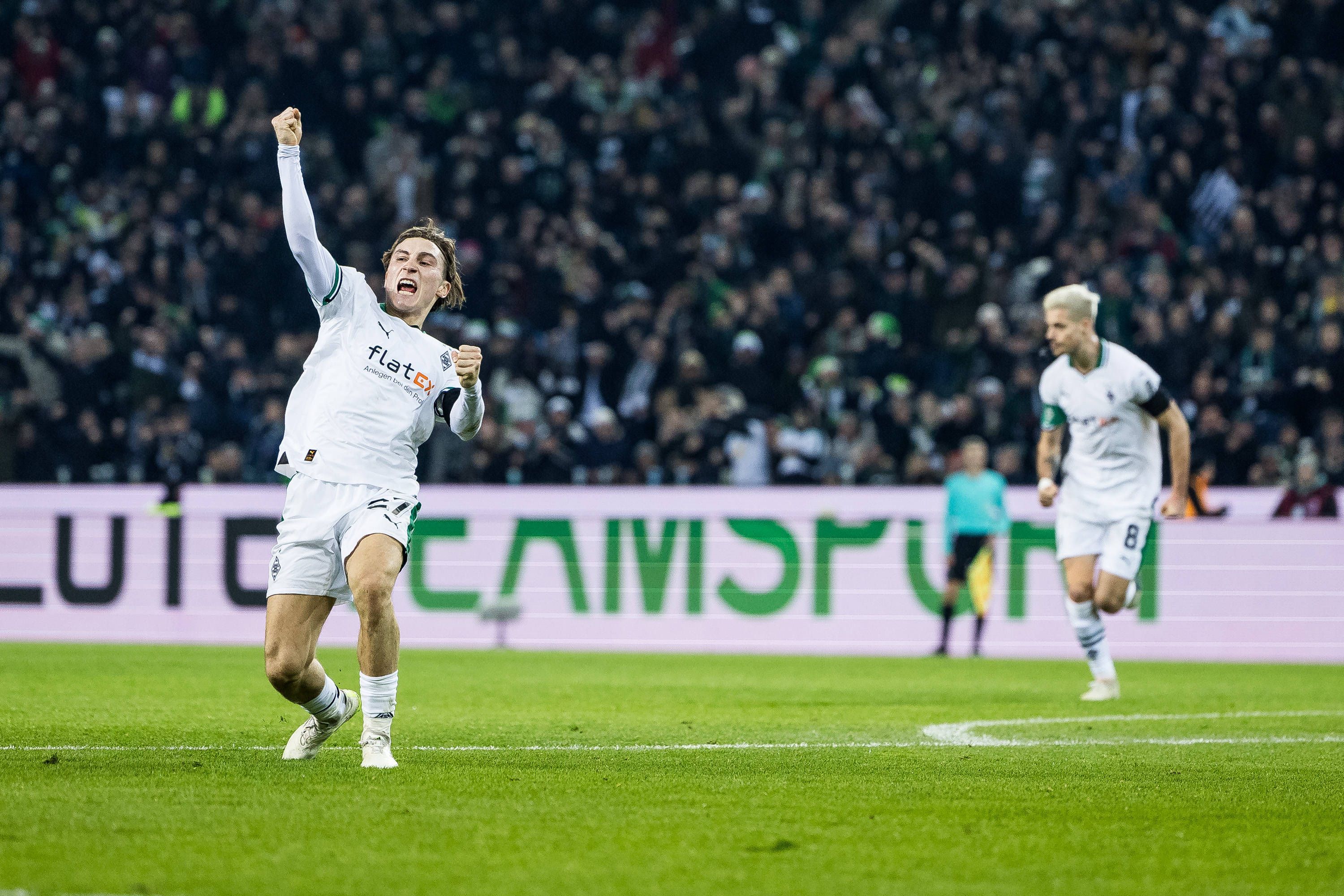 Rocco Reitz schreit und streckt die Faust zum Jubeln aus.